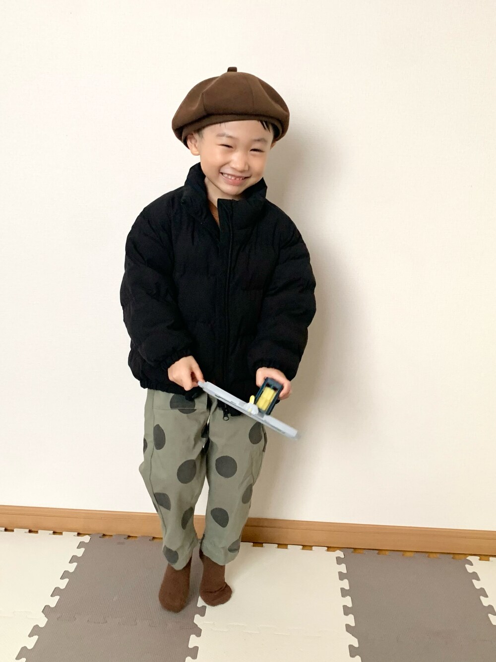 ブラック系のブルゾン、グリーン系のチノパンツ、ブラウン系のスウェットを着用したキッズの冬コーディネートの1枚目の写真