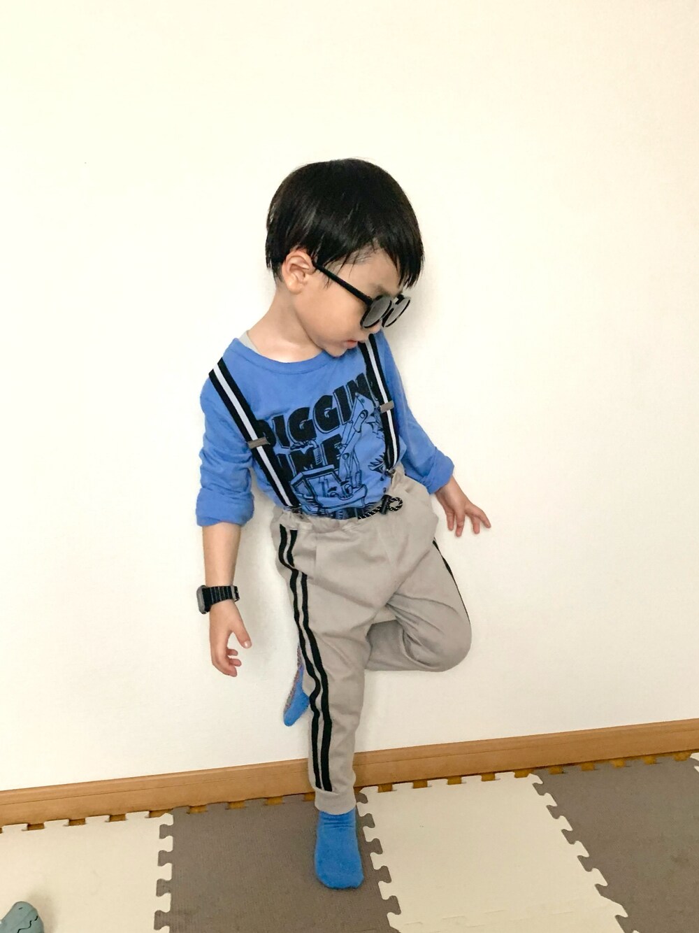 グレー系のその他パンツ、ブルー系のTシャツ/カットソー、オレンジ系のソックス/靴下を着用したキッズの春コーディネートの1枚目の写真