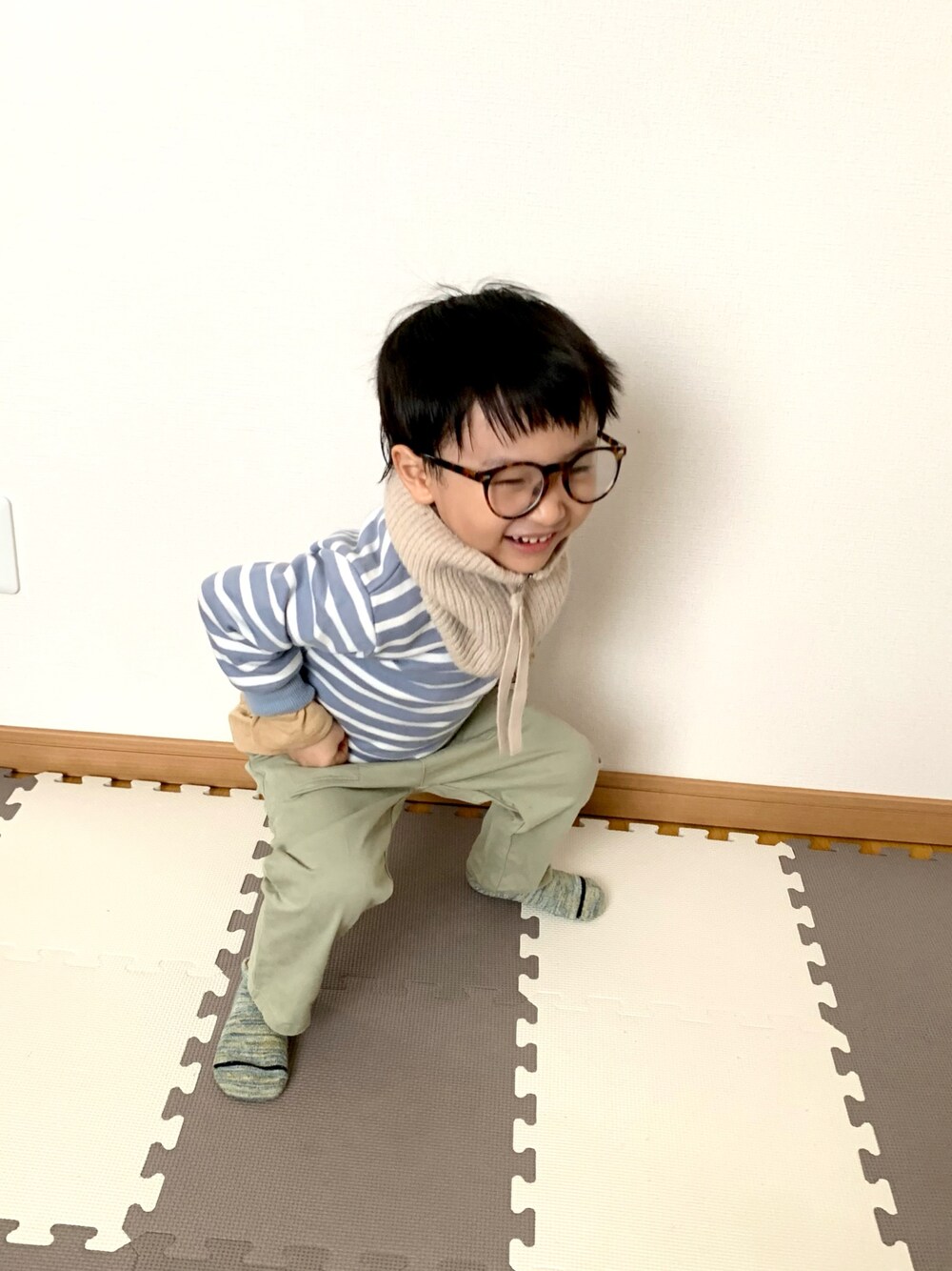 グリーン系のチノパンツ、ブルー系のスウェット、ベージュ系のTシャツ/カットソーを着用したキッズの冬コーディネートの1枚目の写真