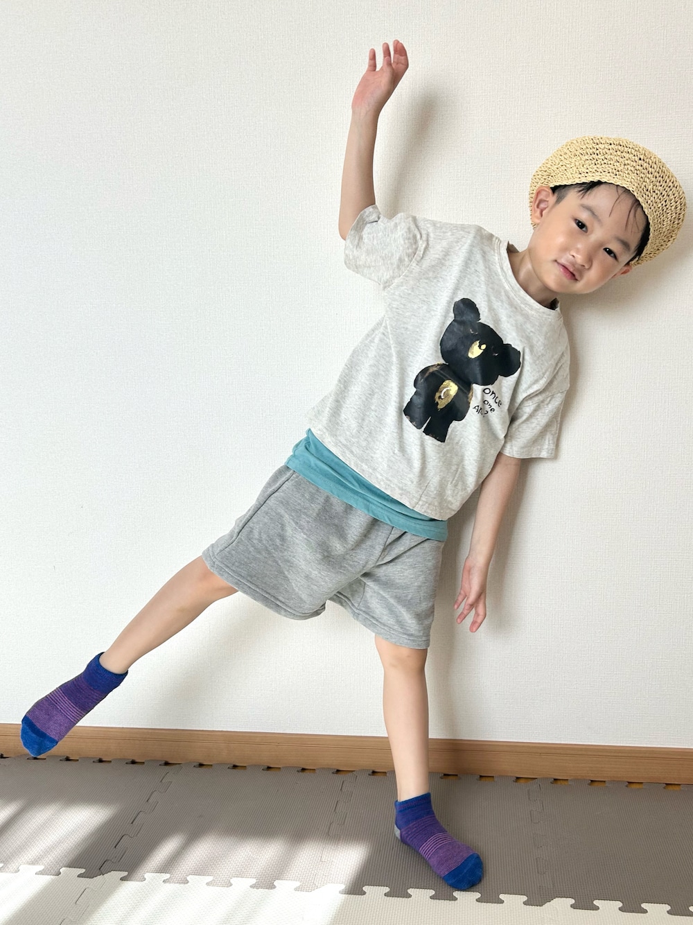 グレー系のその他パンツ、グレー系のTシャツ/カットソー、ブルー系のタンクトップを着用したキッズの夏コーディネートの1枚目の写真