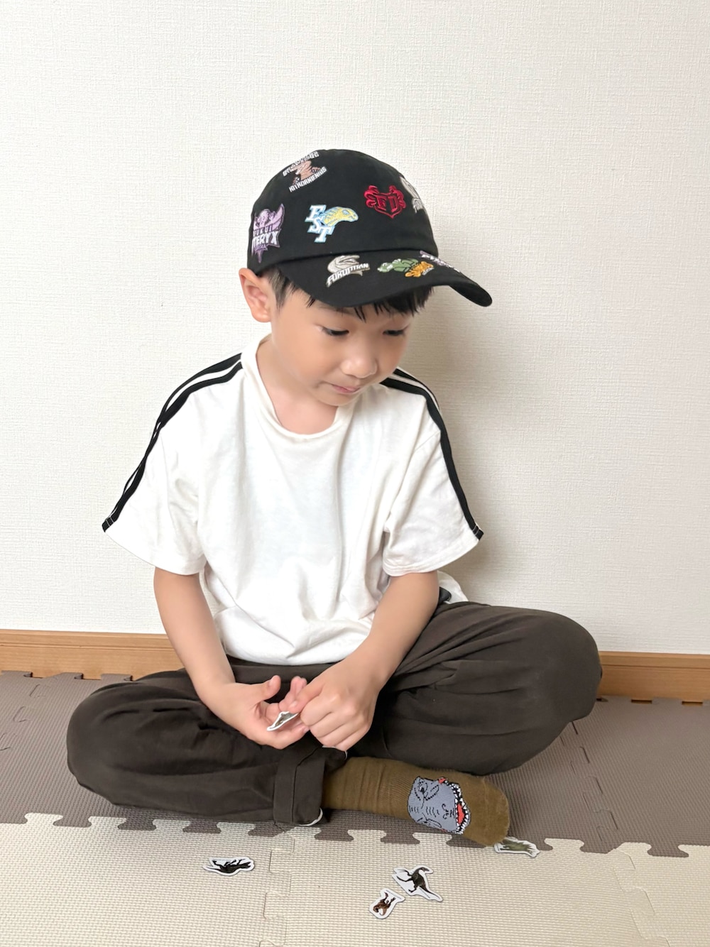 ホワイト系のTシャツ/カットソー、ブラウン系のチノパンツ、ベージュ系のソックス/靴下を着用したキッズの夏コーディネートの1枚目の写真