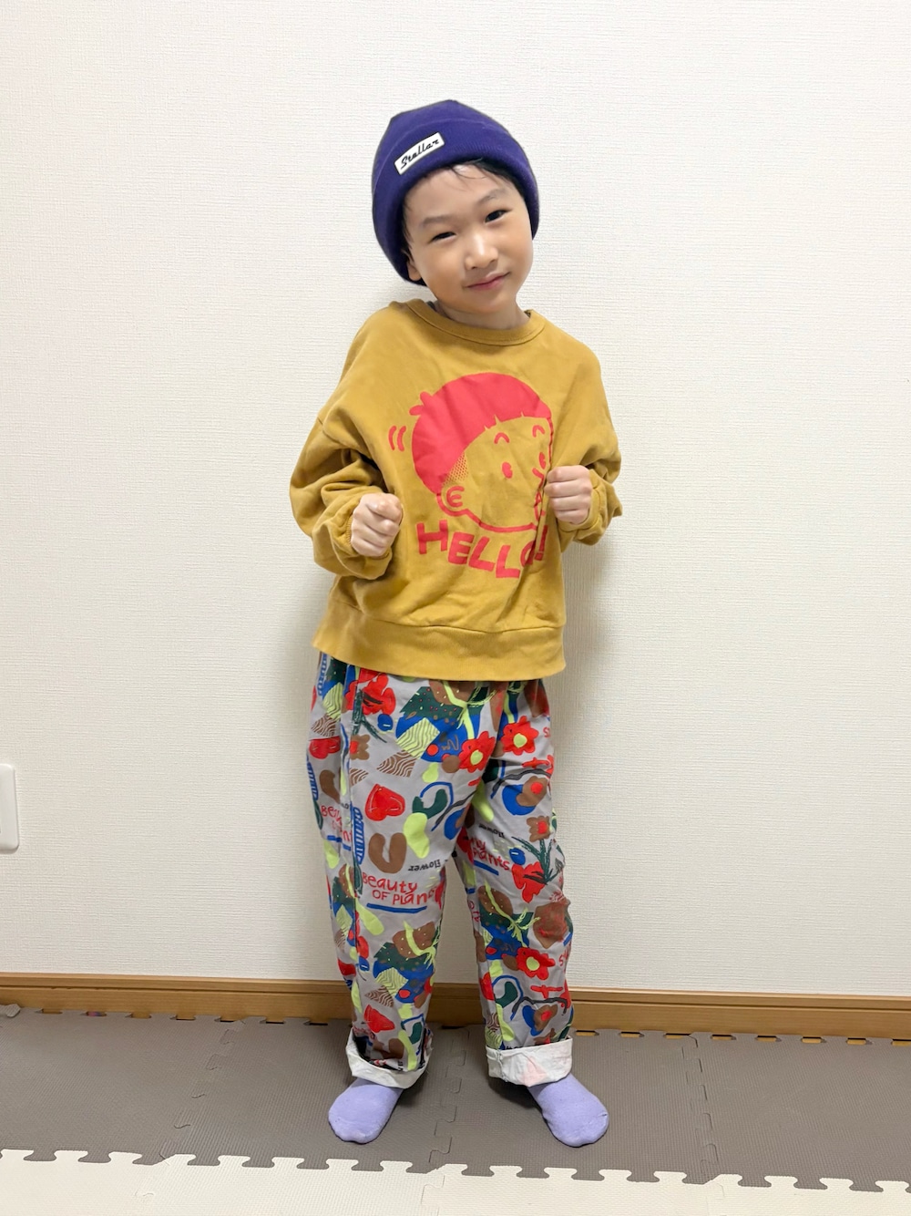 イエロー系のスウェット、その他のその他パンツ、その他のソックス/靴下を着用したキッズの春コーディネートの1枚目の写真