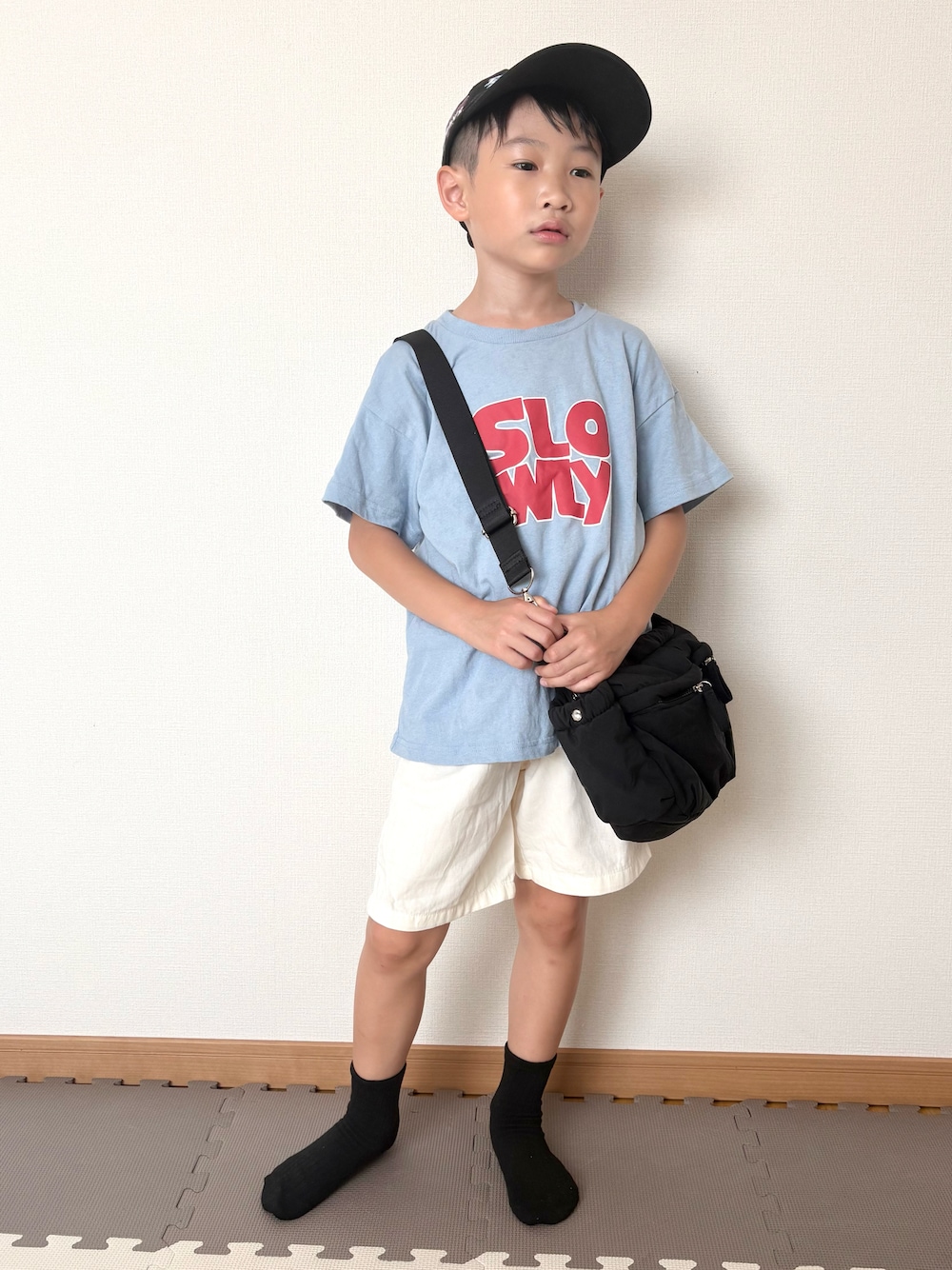 ホワイト系のその他パンツ、グレー系のTシャツ/カットソー、ブラック系のショルダーバッグを着用したキッズの夏コーディネートの1枚目の写真