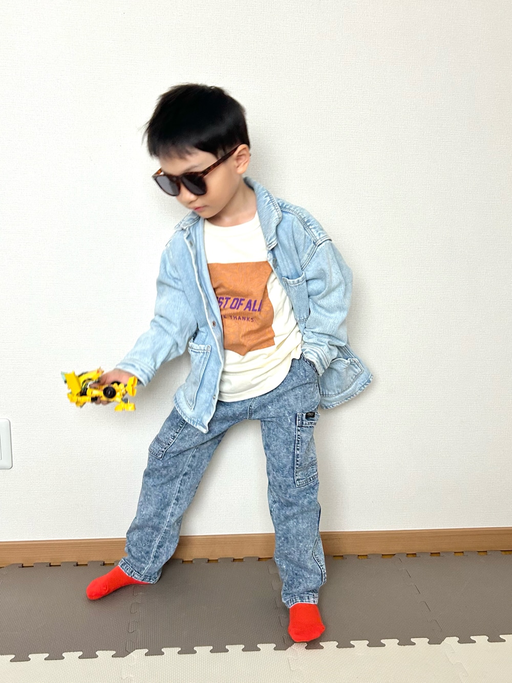 ホワイト系のTシャツ/カットソー、ブルー系のパンツ、ブルー系のデニムジャケットを着用したキッズの春コーディネートの1枚目の写真