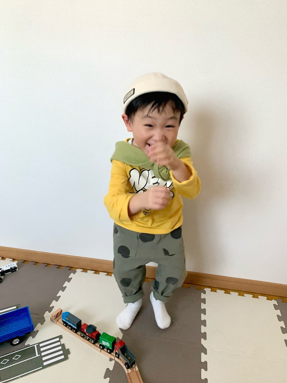 グリーン系のその他パンツ、グリーン系のパーカー、イエロー系のTシャツ/カットソーを着用したキッズの春コーディネートの1枚目の写真