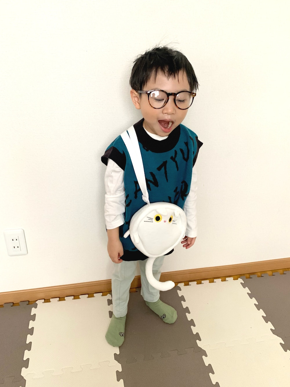 ブルー系のベスト、ホワイト系のTシャツ/カットソー、グリーン系のスウェットパンツを着用したキッズの春コーディネートの1枚目の写真