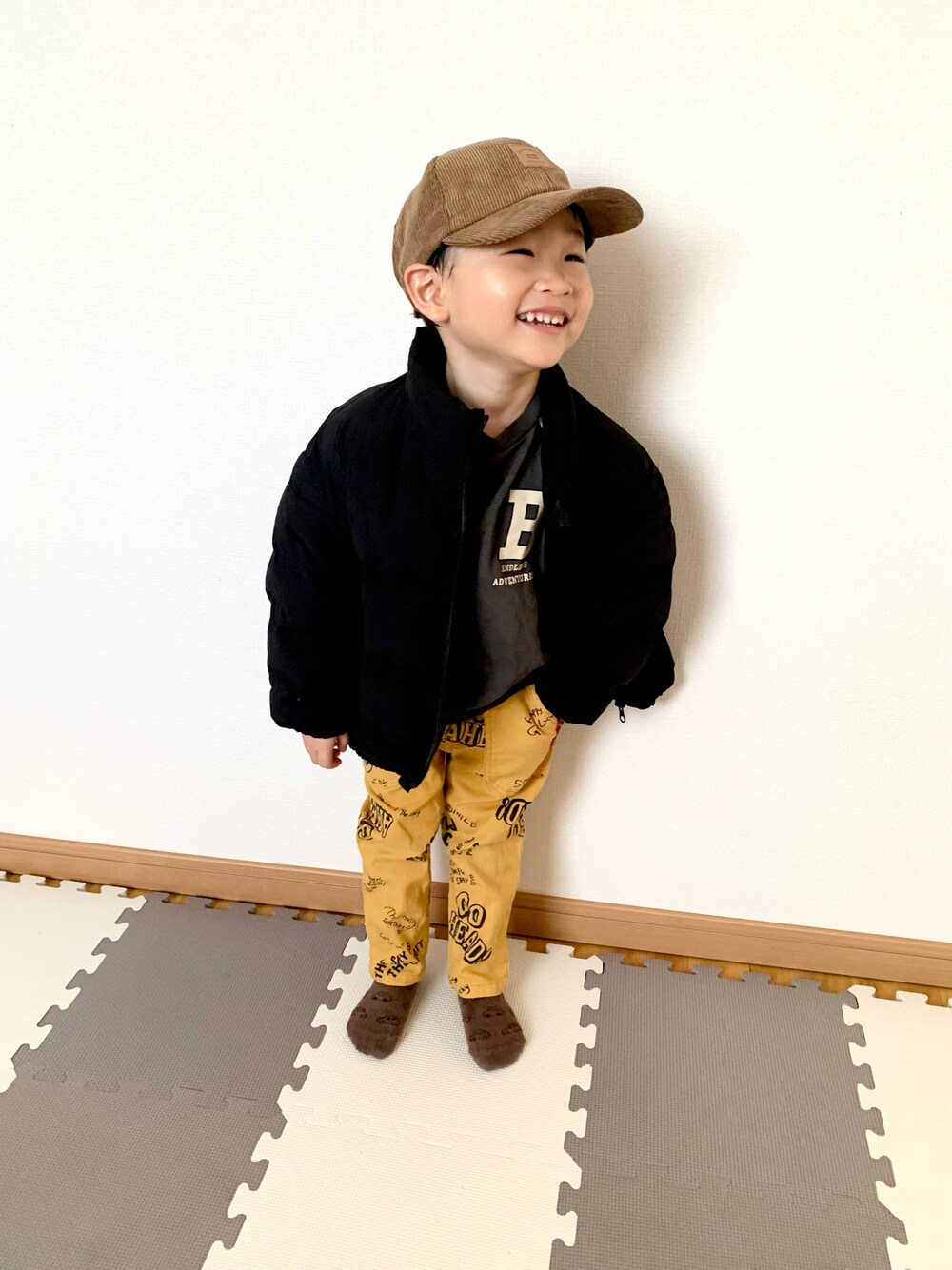 イエロー系のその他パンツ、グレー系のスウェット、ブラック系のブルゾンを着用したキッズの冬コーディネートの1枚目の写真