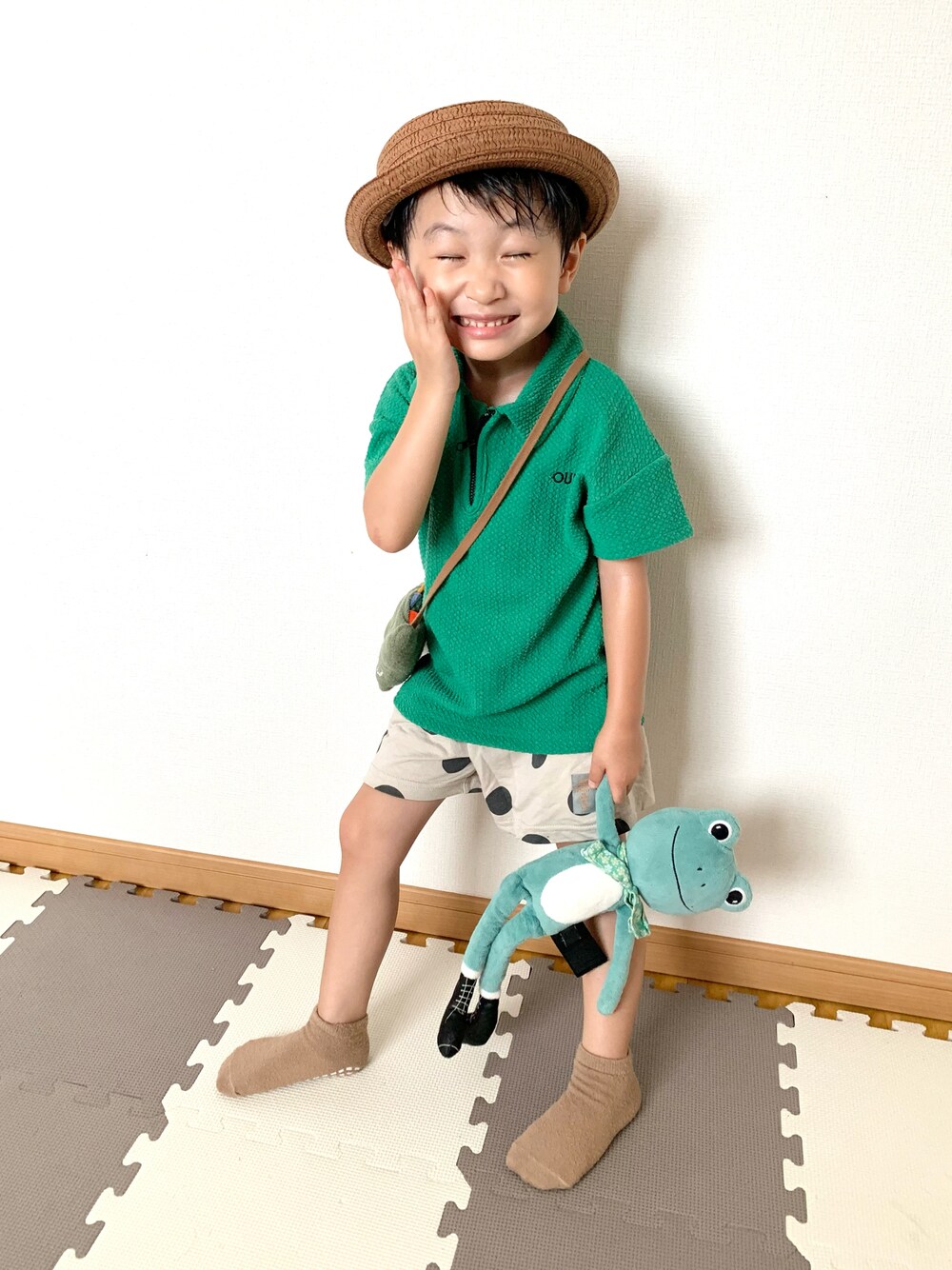グリーン系のパンツ、ホワイト系のその他パンツ、グリーン系のショルダーバッグを着用したキッズの夏コーディネートの1枚目の写真