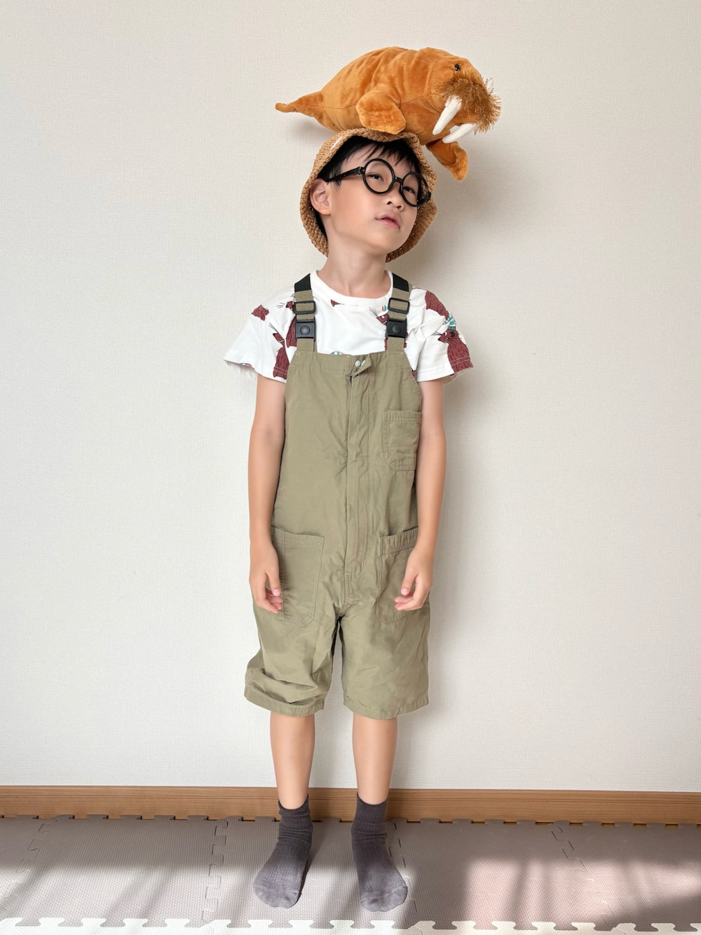 グリーン系のサロペット/オーバーオール、ホワイト系のTシャツ/カットソー、その他のその他を着用したキッズの夏コーディネートの1枚目の写真