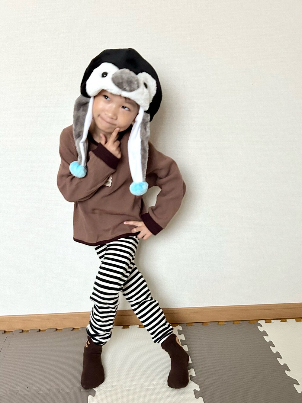 ブラウン系のTシャツ/カットソー、ホワイト系のパンツ、その他のソックス/靴下を着用したキッズの秋コーディネートの1枚目の写真