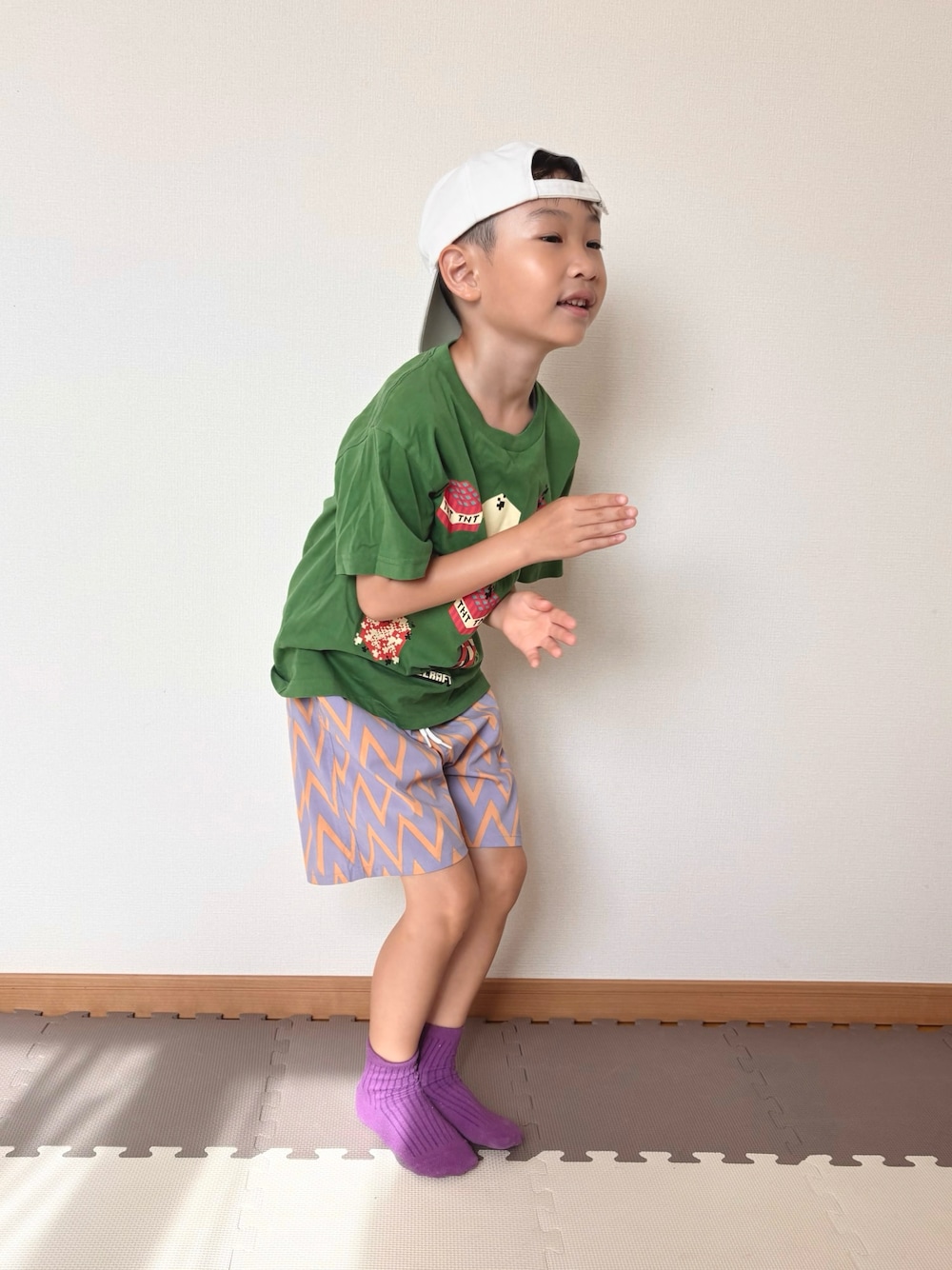 パープル系のその他パンツ、グリーン系のTシャツ/カットソー、レッド系のおもちゃを着用したキッズの夏コーディネートの1枚目の写真