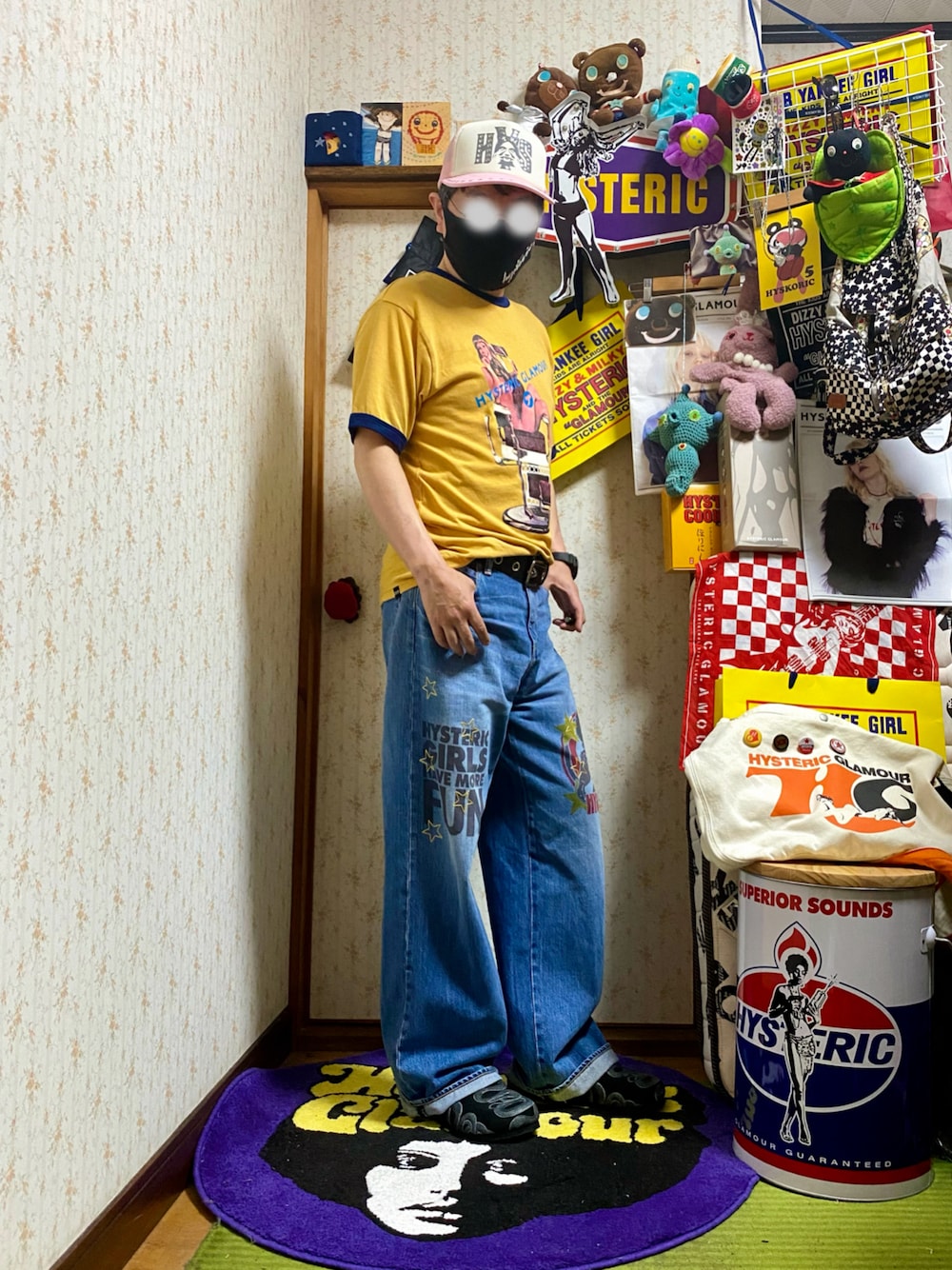 「ヒステリックグラマー、Hysteric Glamour、hysteric glamour、夏コーデ、キャップ、リンガーTシャツ、ワイドパンツ、サンダル、イエロー、シンプルコーデ、夏だ！Tシャツ着よう！、デニムパンツ、今日のコーデ、休日スタイル、Tシャツ」｜「HYSTERIC GLAMOURのSEE NO EVIL スタッズメッシュキャップ（キャップ、ピンク系）」を使った、majxjamさん（メンズ・172cm）の夏コーディネートの1枚目の写真