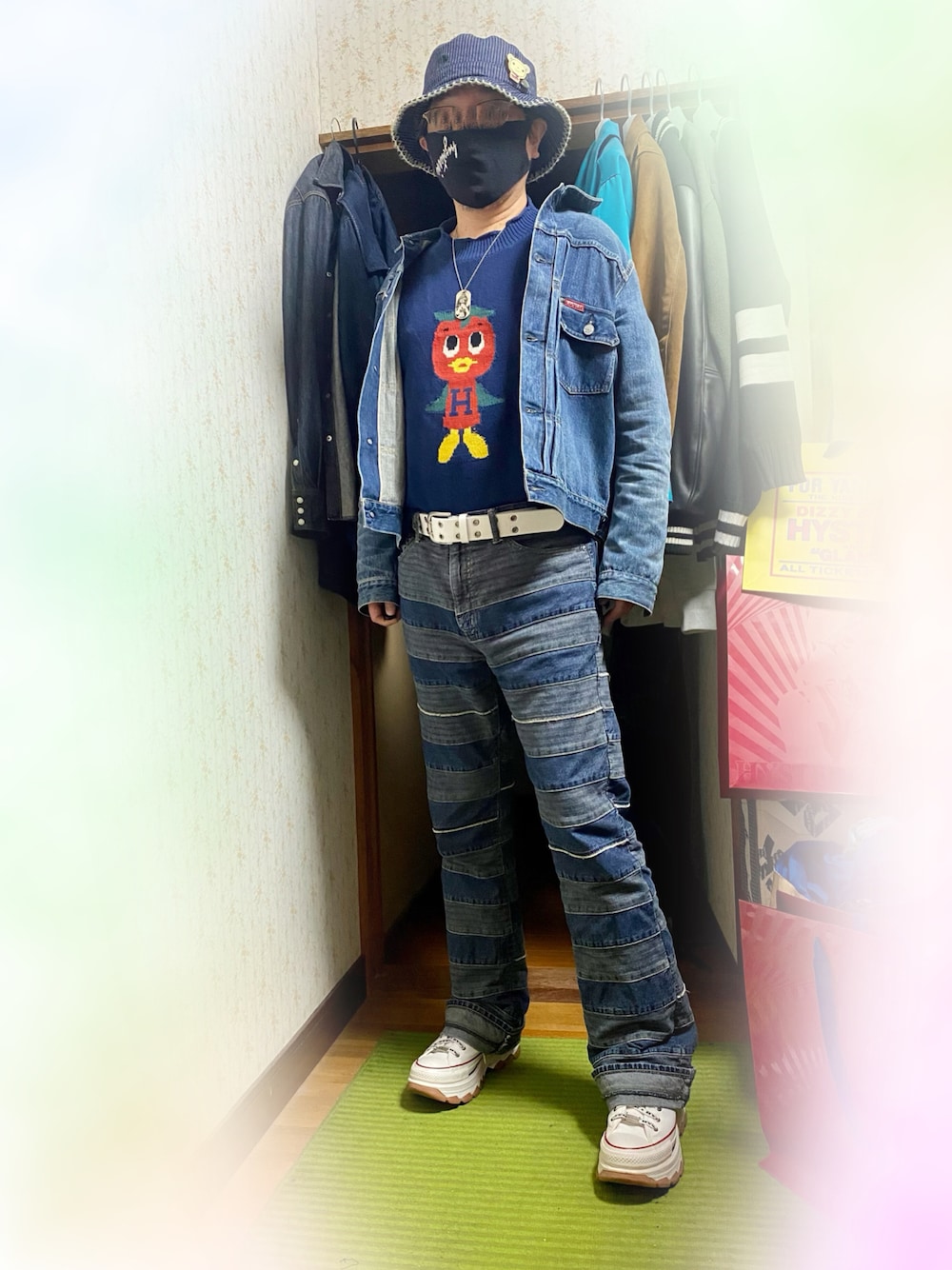 「春服デビュー宣言、休日コーデ、デニム、ニット、ヒステリックグラマー、Hysteric Glamour、コンバース、フレアパンツ、デニムオンデニム、インディゴ、グラデーション、yokodoll、トマトバード、しましまジャンボ！」｜「yokodollのアイテム（ブローチ/コサージュ、ベージュ系）」を使った、majxjamさん（メンズ・172cm）の春コーディネートの1枚目の写真