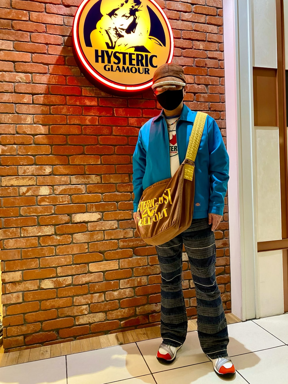 「ヒステリックグラマー、Hysteric Glamour、hysteric glamour、ジャケット、フレアパンツ、サンダル、スニーカー、メッセンジャーバッグ、ギターガール、アイゼンハワージャケット、7分袖、キャップ、Dickies」｜「HYSTERIC GLAMOURのスクラッチフレアデニムパンツ（デニムパンツ、ブルー系）」を使った、majxjamさん（メンズ・172cm）の春コーディネートの1枚目の写真