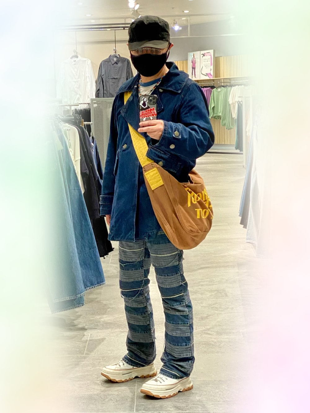 「春コーデ、ヒステリックグラマー、Hysteric Glamour、デニム、デニムコーデ、デニムオンデニム、Aラインコート、ツギハギ、メッセンジャーバッグ、キャップ」｜「CONVERSEのCONVERSE ALL STAR 100 TREKWAVE OX / コンバース オールスター 100 トレックウエーブ OX / 厚底（スニーカー、ホワイト系）」を使った、majxjamさん（メンズ・172cm）の春コーディネートの1枚目の写真