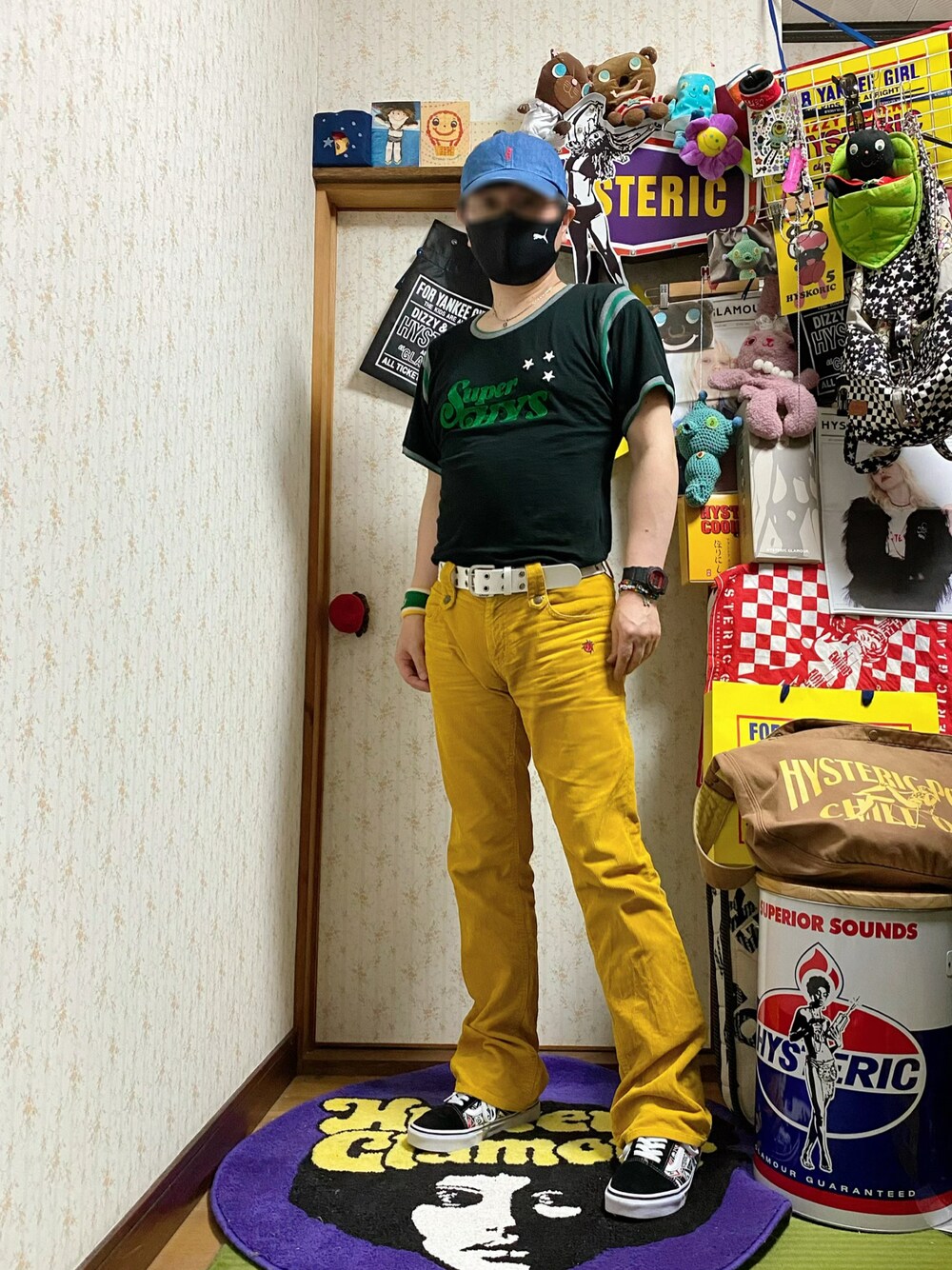 ブラック系のTシャツ/カットソー、イエロー系のその他パンツ、ブラック系のスニーカーを着用したメンズの春コーディネートの1枚目の写真