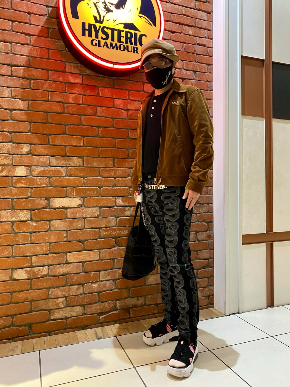 「ヒステリックグラマー、Hysteric Glamour、ルイスレザー、コルセア、厚底サンダル、エアマックスココ、スネーク柄、ロック、休日コーデ、シンプルコーデ、春服デビュー宣言」｜「NIKEのNIKE ナイキ W AIRMAX KOKO SANDAL エアマックス KOKO サンダル WCI8798 002BLK/M GOLD（サンダル、ブラック系）」を使った、majxjamさん（メンズ・172cm）の春コーディネートの1枚目の写真