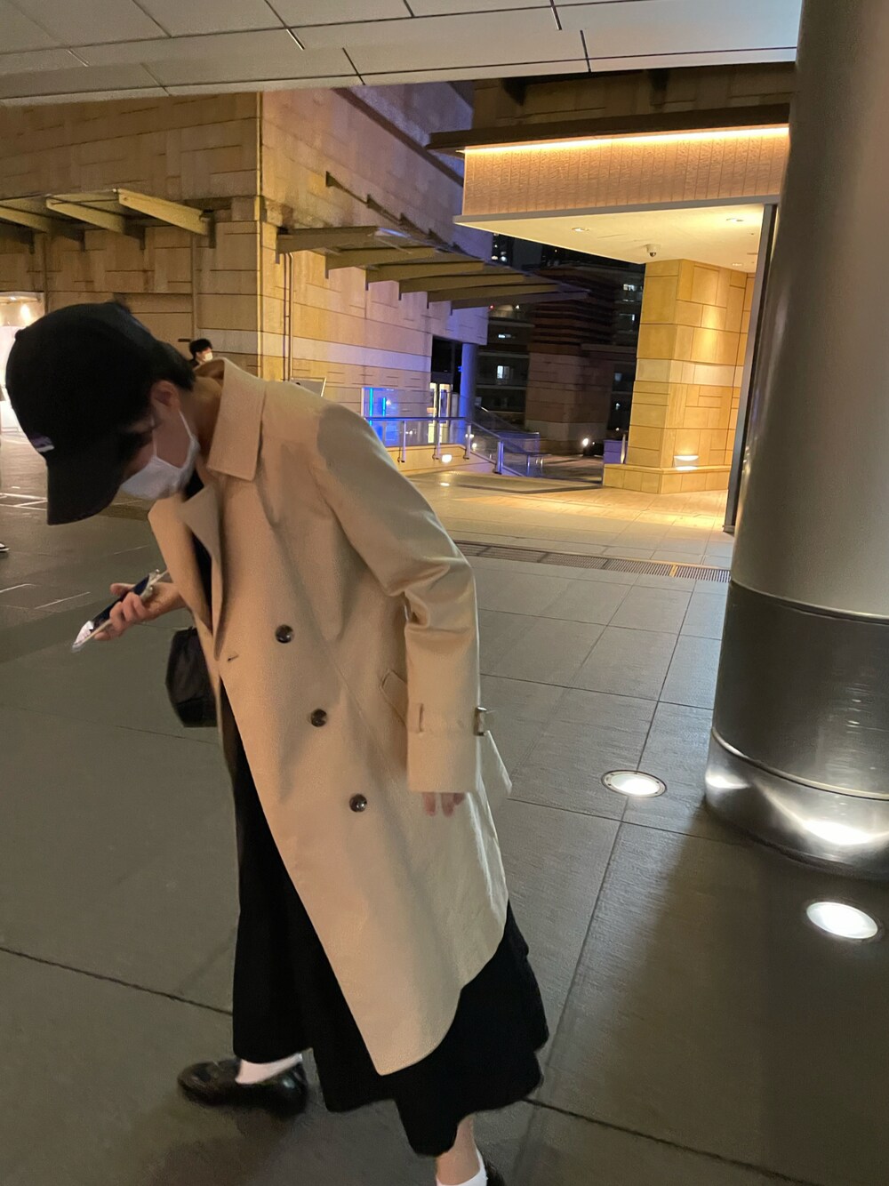 「秋服、きれいめカジュアル、キャップ、トレンチコート、miroamurette、patagonia、nugu、低身長コーデ、大人かわいい、韓国ブランド」｜「MIRO AMURETTEのアイテム（ワンピース、ブラック系）」を使った、mnrmogumoguさん（レディース・156cm）の秋コーディネートの1枚目の写真