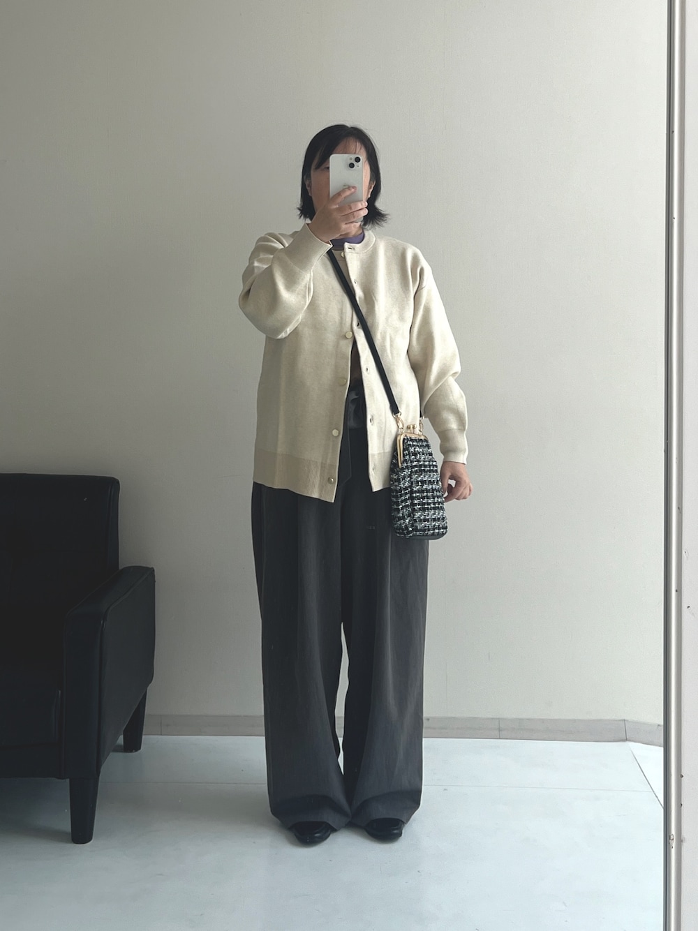 ベージュ系のカーディガン/ボレロ、グレー系のその他パンツ、ブラック系のショルダーバッグを着用したレディースの秋コーディネートの1枚目の写真