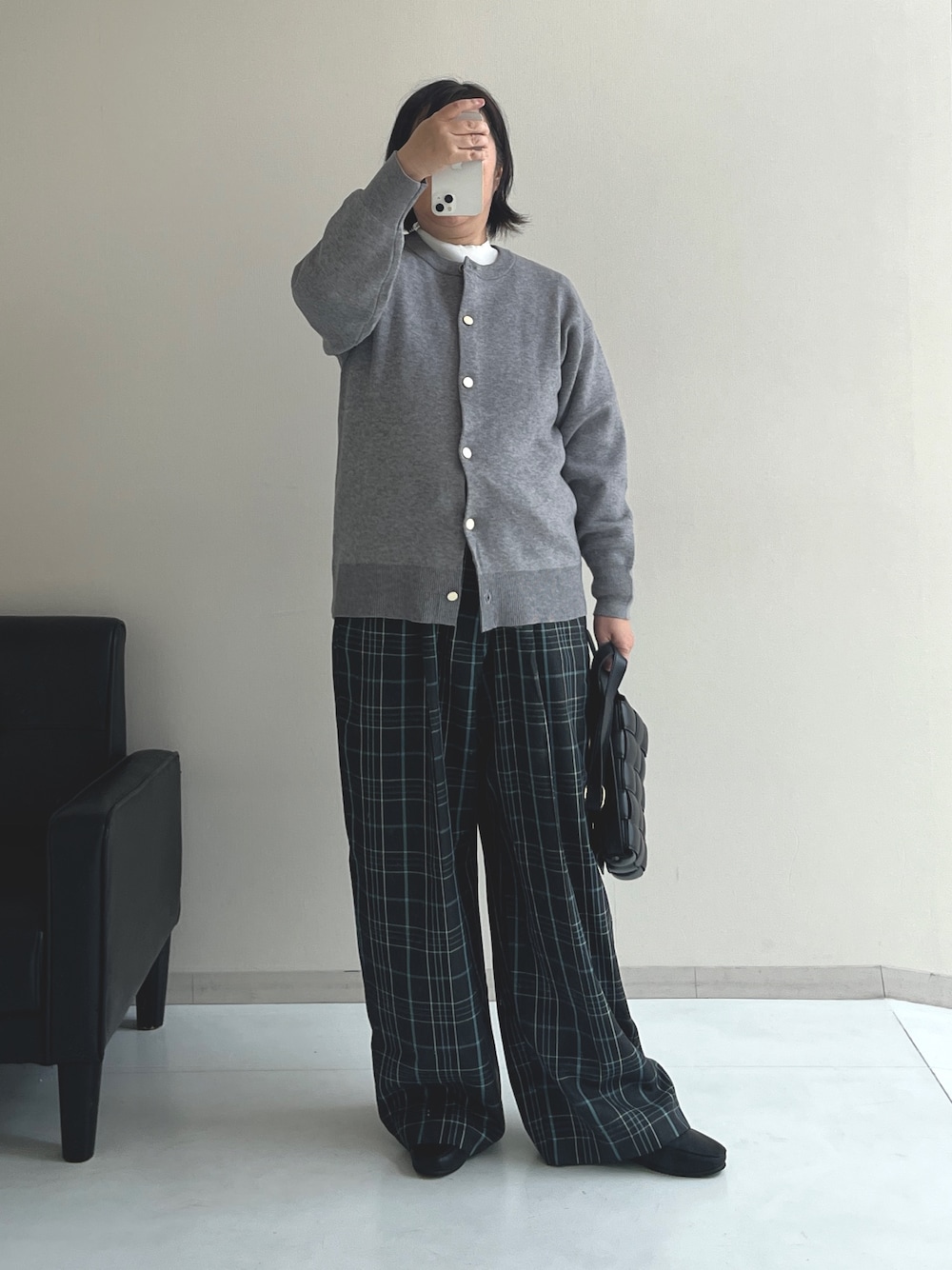 グレー系のカーディガン/ボレロ、ブルー系のその他パンツ、ブラック系のローファーを着用したレディースの秋コーディネートの1枚目の写真
