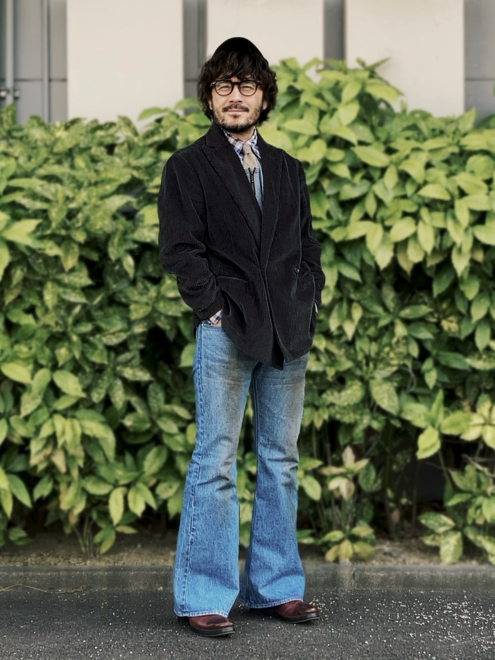 「春めき満開コーデ、春夏コーデ、テーラードジャケット、ジャケット、ネクタイ、タイドアップ、春色、大人カジュアル、フレアデニム、ブーツカットパンツ、キャップ、ヒールブーツ、メガネ男子」｜「s.k. manor hillのs.k. manor hill Darwin-blazer8A size M made in USA（テーラードジャケット、グレー系）」を使った、koppaさん（メンズ・169cm）の春コーディネートの1枚目の写真