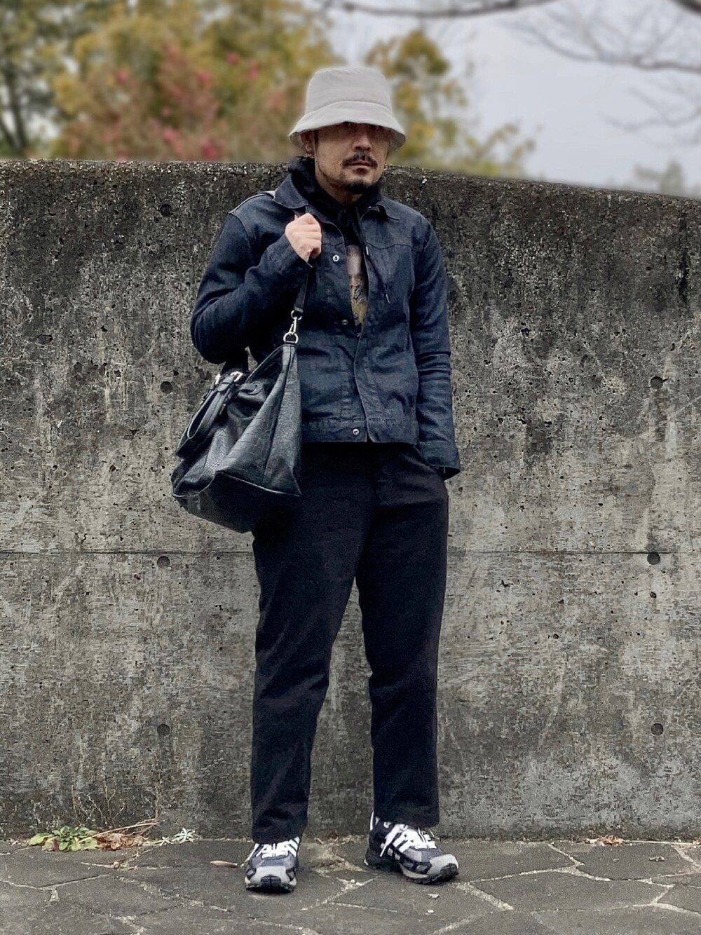 「タックイン、フーディー、デニムジャケット、レイヤードスタイル、レザーバッグ、バケットハット、春アウター、コットンパンツ、アウトドア、トートバッグ、春色、デニム、厚底シューズ、ジャケット、ストリートMIX」｜「BNDNのアイテム（パーカー、ブラック系）」を使った、koppaさん（メンズ・169cm）の冬コーディネートの1枚目の写真