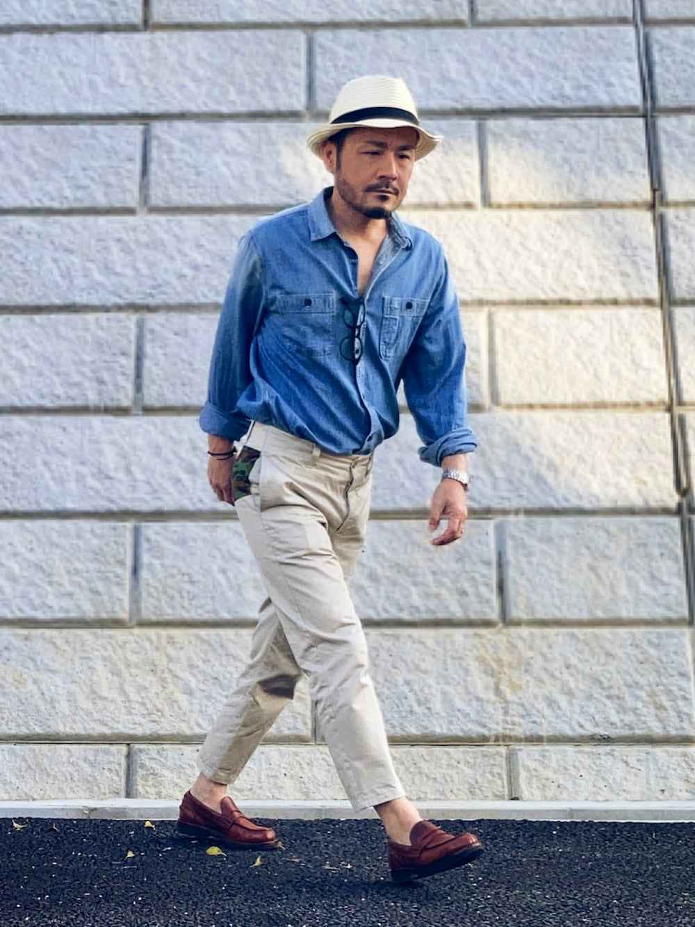 ブルー系のシャツ/ブラウス、ベージュ系のチノパンツ、ブラウン系のローファーを着用したメンズの春コーディネートの1枚目の写真