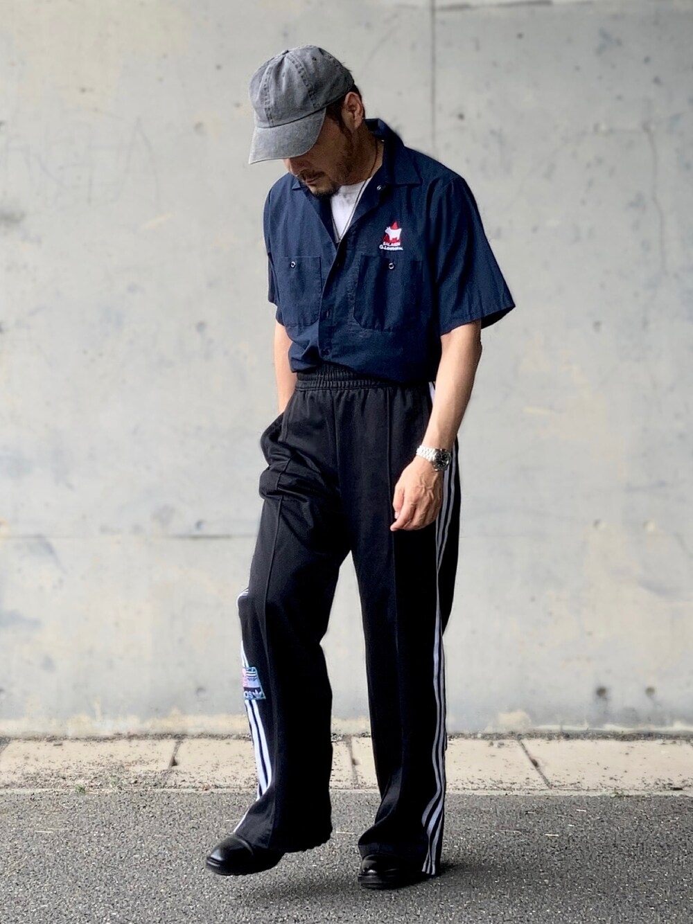 「真夏のアクティブスタイル、アメカジ、ワーク、スポーツミックス、スポーティ、タックイン、モノトーン、ストリート、白Tシャツ、ワークシャツ、トラックパンツ、ラインパンツ、adidas originals、スウェットパンツ、シャツスタイル」｜「HANESのHanes ヘインズ 2P Japan Fit 5.3oz クルーネックTシャツ / VネックTシャツ（Tシャツ/カットソー、ホワイト系）」を使った、koppaさん（メンズ・169cm）の夏コーディネートの1枚目の写真