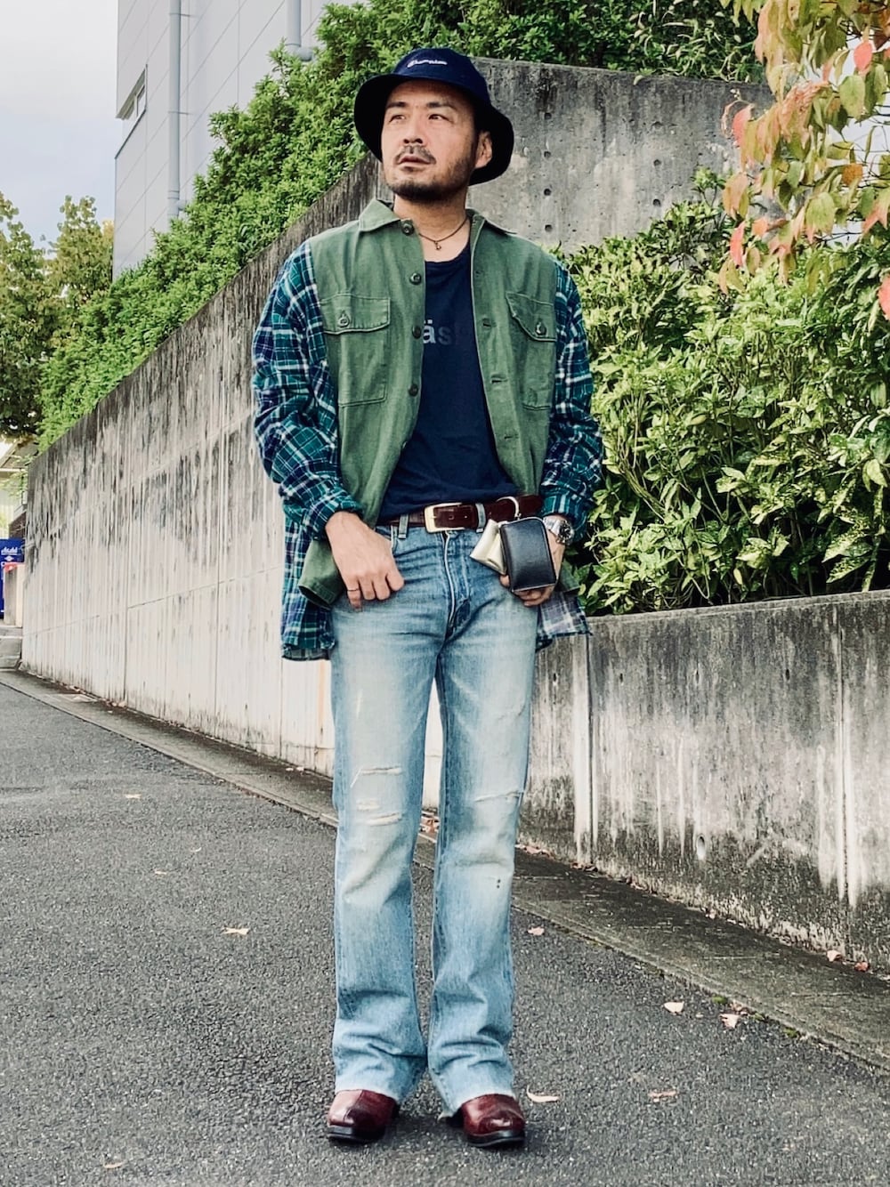 「厚底シューズ、古着コーデ、古着MIX、ヒッピー、PANAMABOY、ヒールブーツ、フレアジーンズ、フレアデニム、リメイク、ビッグシルエット、秋コーデ、カーキ、タックイン、バケットハット、大人コーデ」｜「個人理念🌐のアイテム（その他、その他）」を使った、koppaさん（メンズ・169cm）の秋コーディネートの1枚目の写真