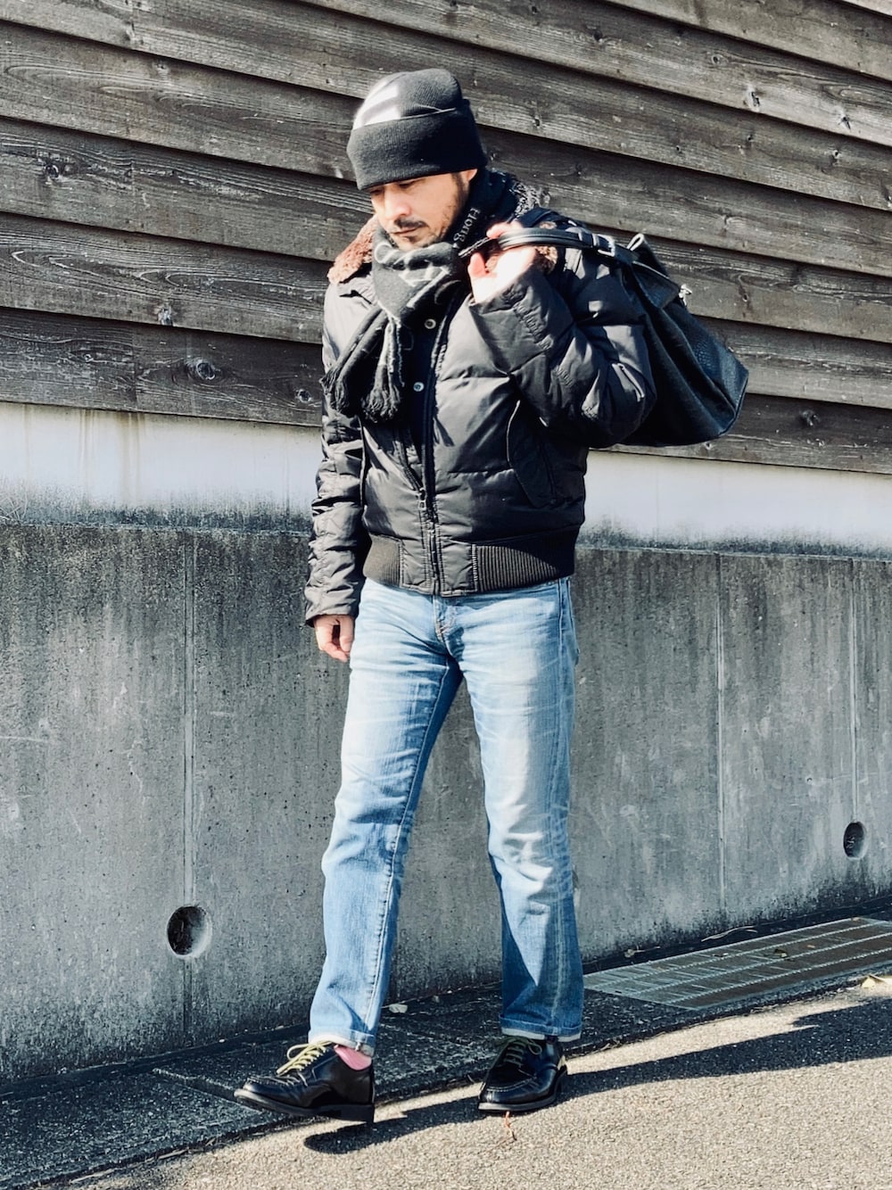 イケオジに似合うブラックダウンとデニムを使ったアクティブな冬のカジュアルコーディネート