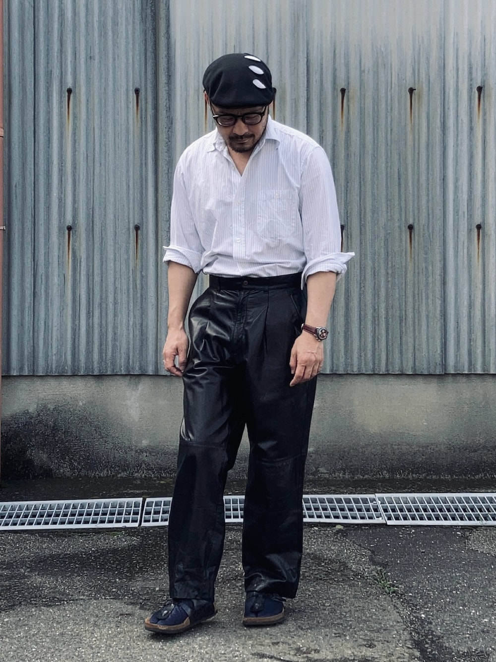 「レザーパンツ、サンダル×靴下、足袋、ストライプシャツ、ハンチング帽、モノトーン、腕時計」｜「AIRWALKのアイテム（シャツ/ブラウス、ホワイト系）」を使った、koppaさん（メンズ・169cm）の春コーディネートの1枚目の写真
