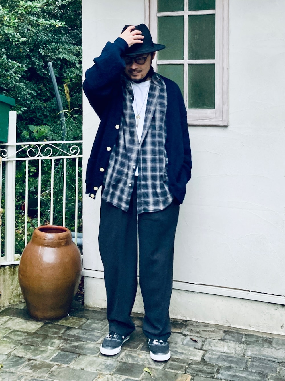 「ニット、アルパカニット、カーディガン、チェック、チェックシャツ、スラックス、柄スニーカー、PUMA、古着MIX、古着、秋冬コーデ、レイヤードスタイル、ハットコーデ、グランジ、グランジコーデ」｜「HANESのHanes ヘインズ 2P Japan Fit 5.3oz クルーネックTシャツ / VネックTシャツ（Tシャツ/カットソー、ホワイト系）」を使った、koppaさん（メンズ・169cm）の秋コーディネートの1枚目の写真