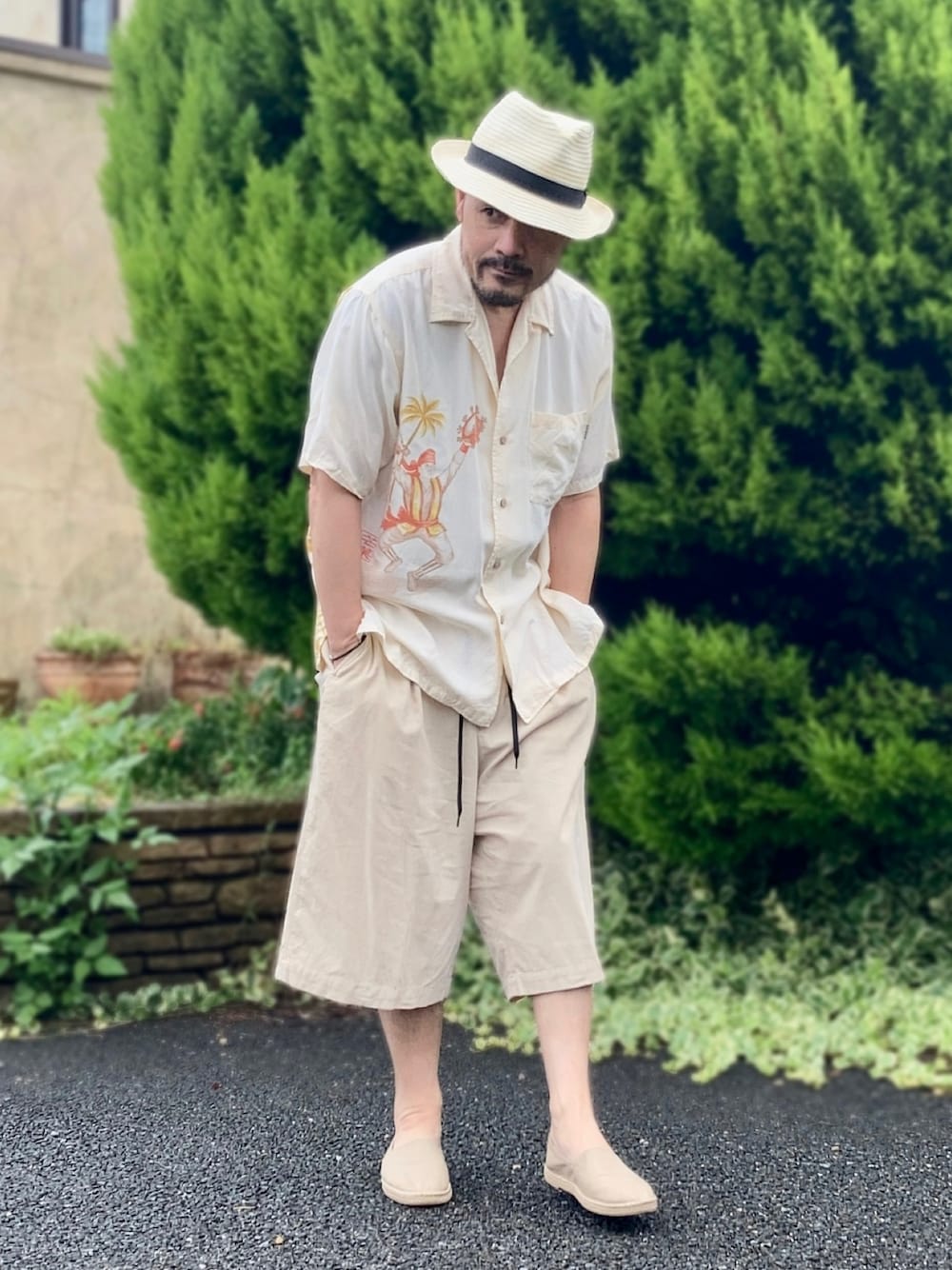 ベージュ系のシャツ/ブラウス、ベージュ系のその他パンツ、ベージュ系のその他シューズを着用したメンズの夏コーディネートの1枚目の写真