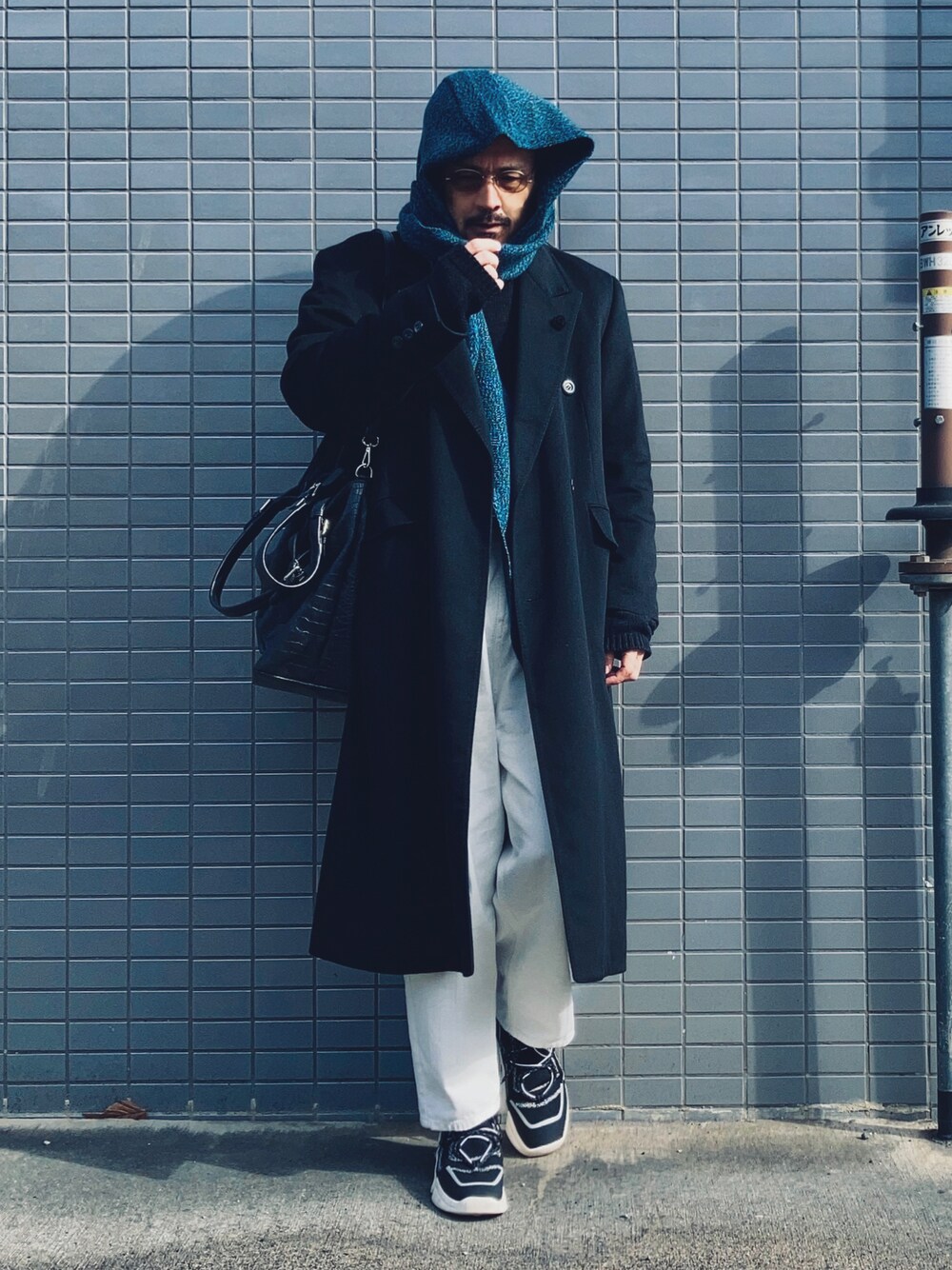 「マフラー、私の推しブランド、レザー、古着MIX、スニーカー、UNIQLO、ロングコート、ショルダーバッグ、ニット、プチプラ、UNIQLO MARNI、ダブルチェスターコート、フードストール、マチコ巻き、冬コーデ」｜「DIRK BIKKEMBERGSのDirk Bikkembergs 古着　size S 古着（ニット/セーター、ブラック系）」を使った、koppaさん（メンズ・169cm）の冬コーディネートの1枚目の写真
