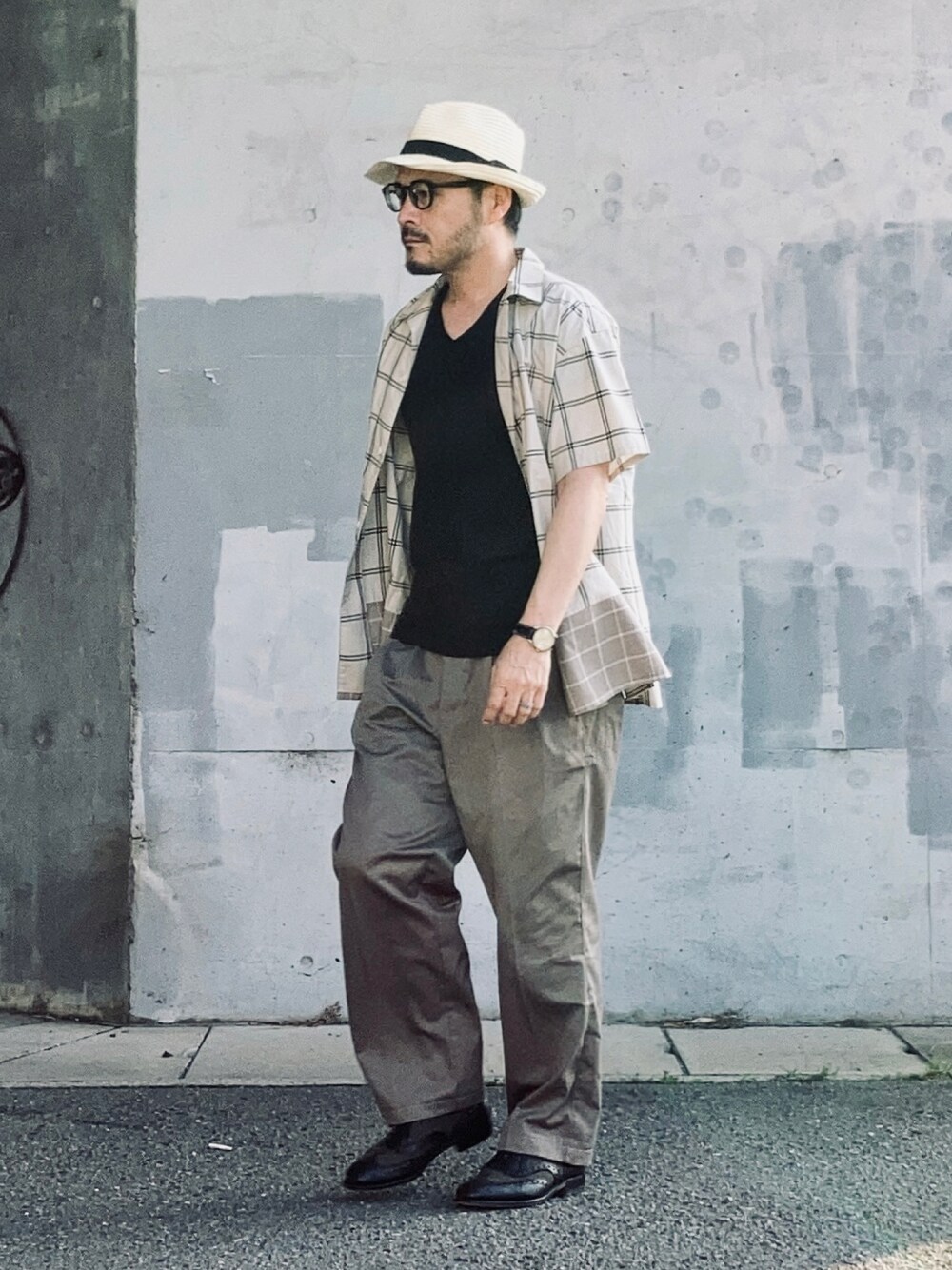 ベージュ系のシャツ/ブラウス、グレー系のスラックス、その他のドレスシューズを着用したメンズの夏コーディネートの1枚目の写真