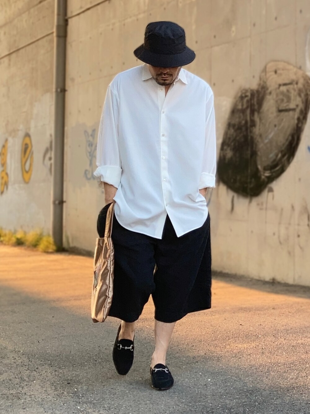 ホワイト系のシャツ/ブラウス、ブラック系のその他パンツ、ブラック系のローファーを着用したメンズの夏コーディネートの1枚目の写真