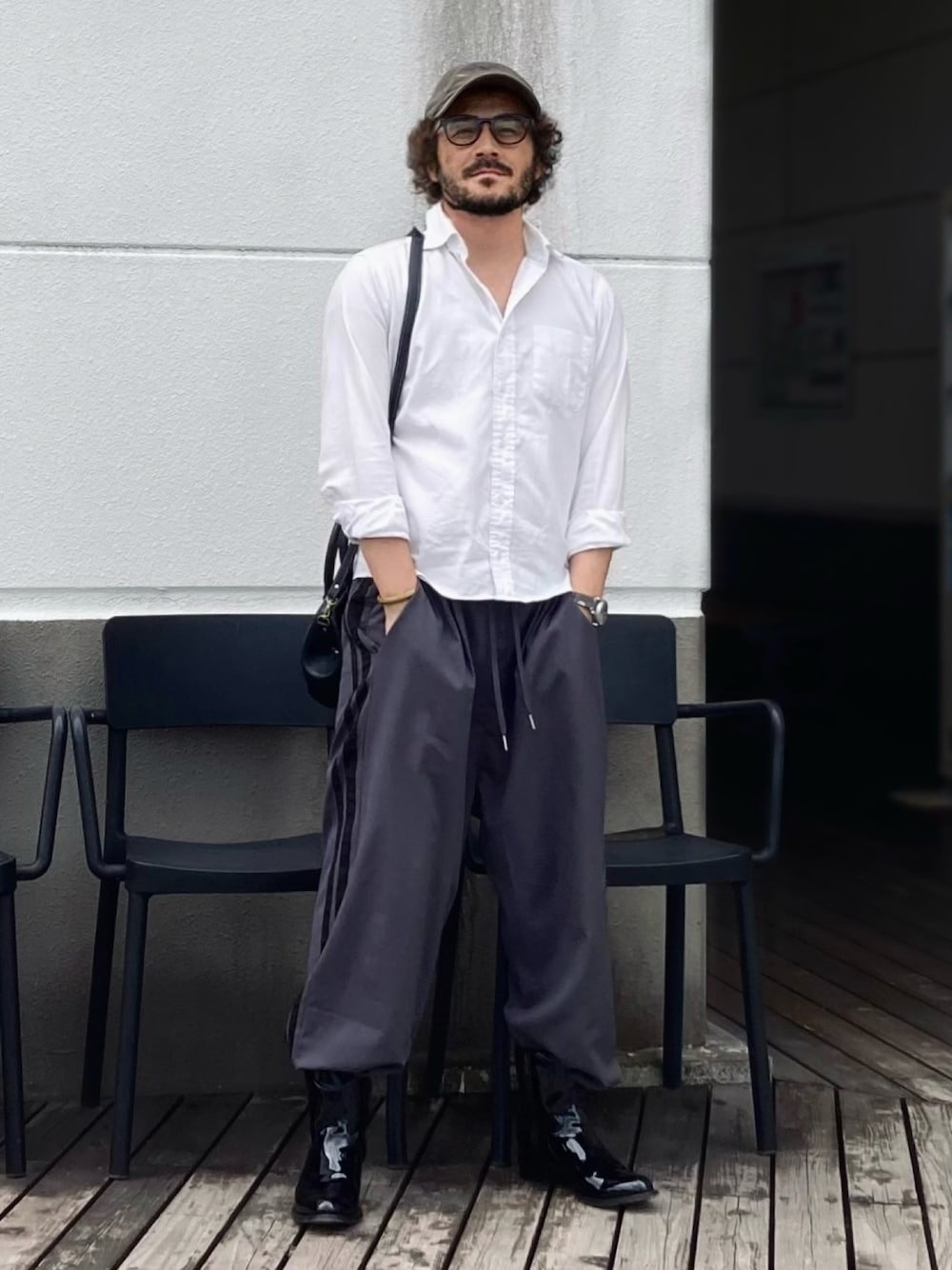 「秋っぽコーデ更新中、初秋コーデ、お出かけコーデ、メンズコーデ、ブーツ、ウエスタンブーツ、パテントシューズ、レザーバッグ、白シャツ、ブーツイン、ラインパンツ、キャップ、メガネ男子、モノトーンコーデ」｜「鎌倉シャツのsize38 （シャツ/ブラウス、ホワイト系）」を使った、koppaさん（メンズ・169cm）の秋コーディネートの1枚目の写真