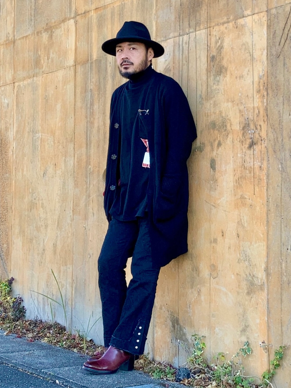 ブラック系のニット/セーター、ブラック系のTシャツ/カットソー、ブラック系のカーディガン/ボレロを着用したメンズの冬コーディネートの1枚目の写真