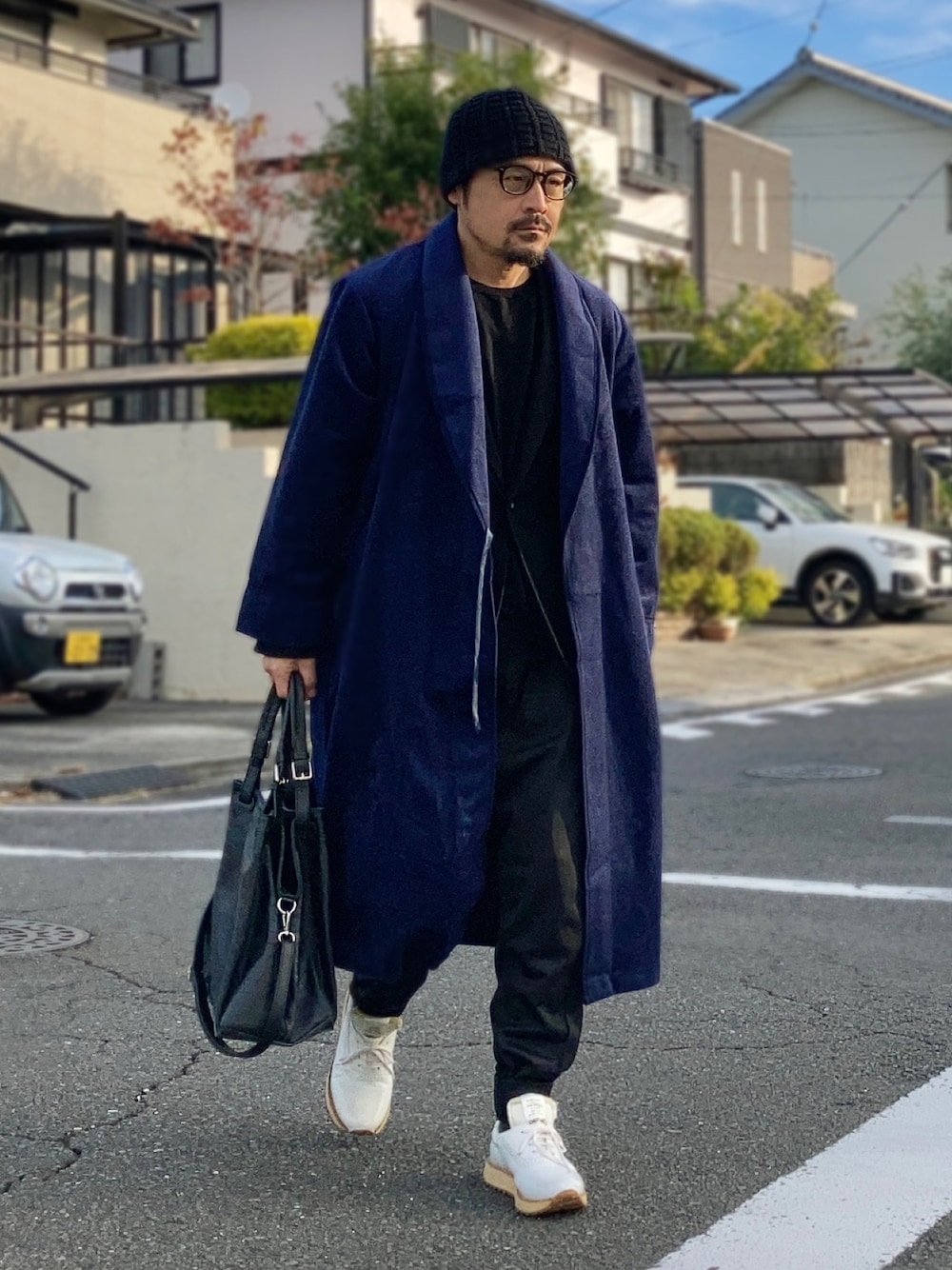 ブラック系のニット/セーター、ブラック系のテーラードジャケット、ブルー系のその他アウターを着用したメンズの秋コーディネートの1枚目の写真