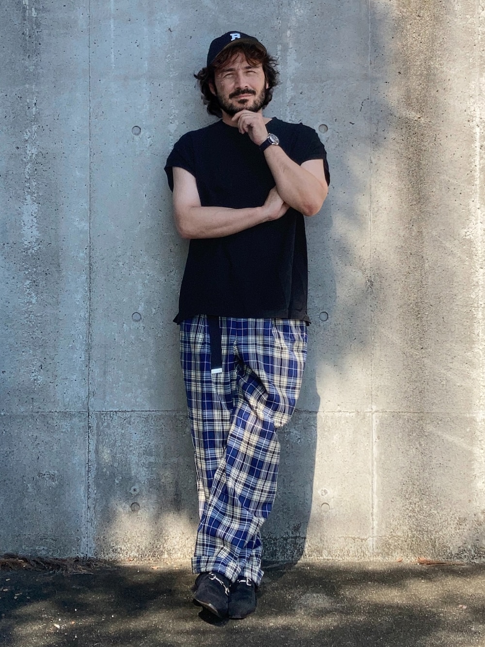 ブラック系のその他トップス、ブルー系のスラックス、ブラック系のローファーを着用したメンズの夏コーディネートの1枚目の写真