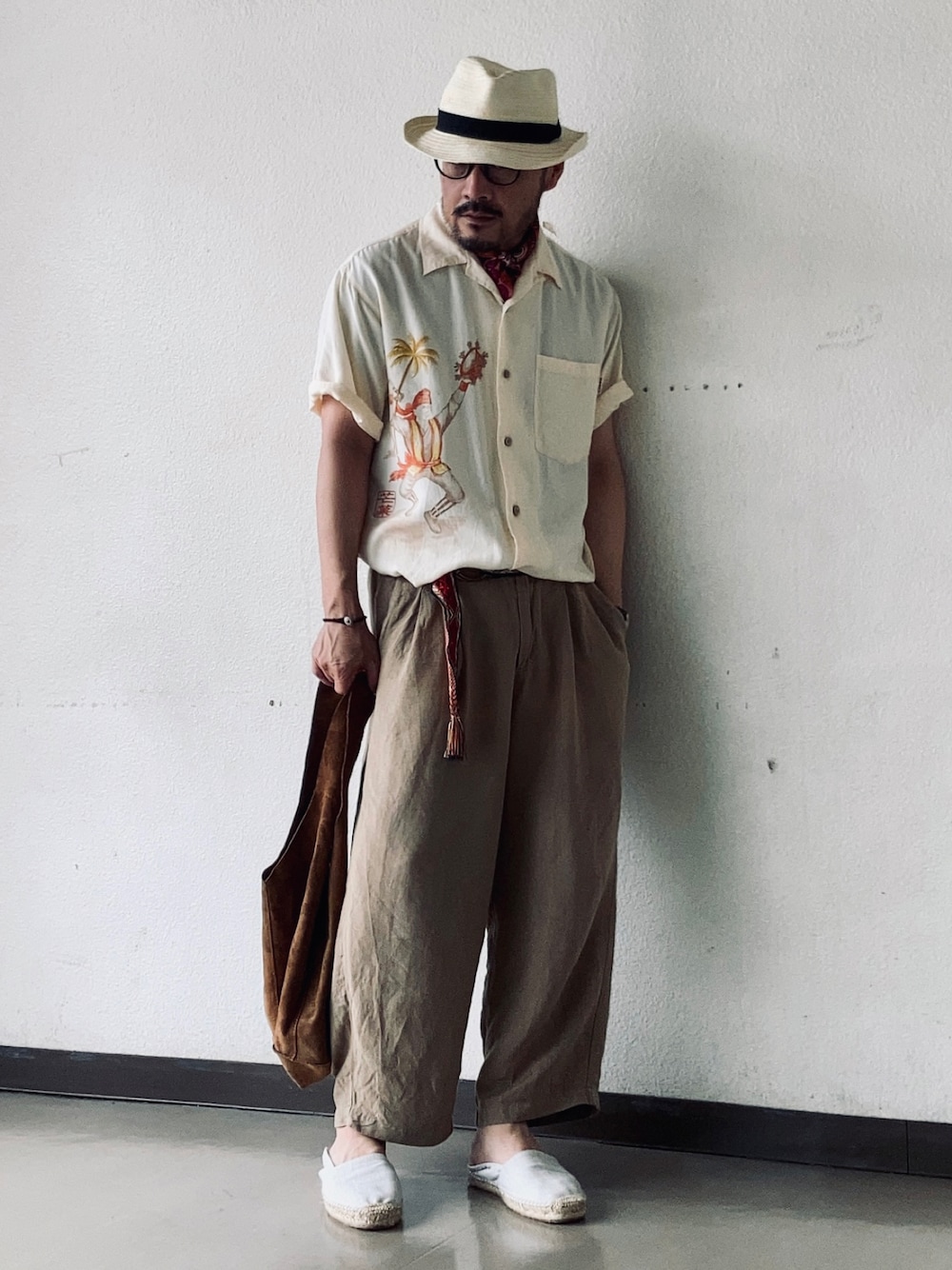 ベージュ系のシャツ/ブラウス、ベージュ系のその他パンツ、ホワイト系のスリッポンを着用したメンズの夏コーディネートの1枚目の写真