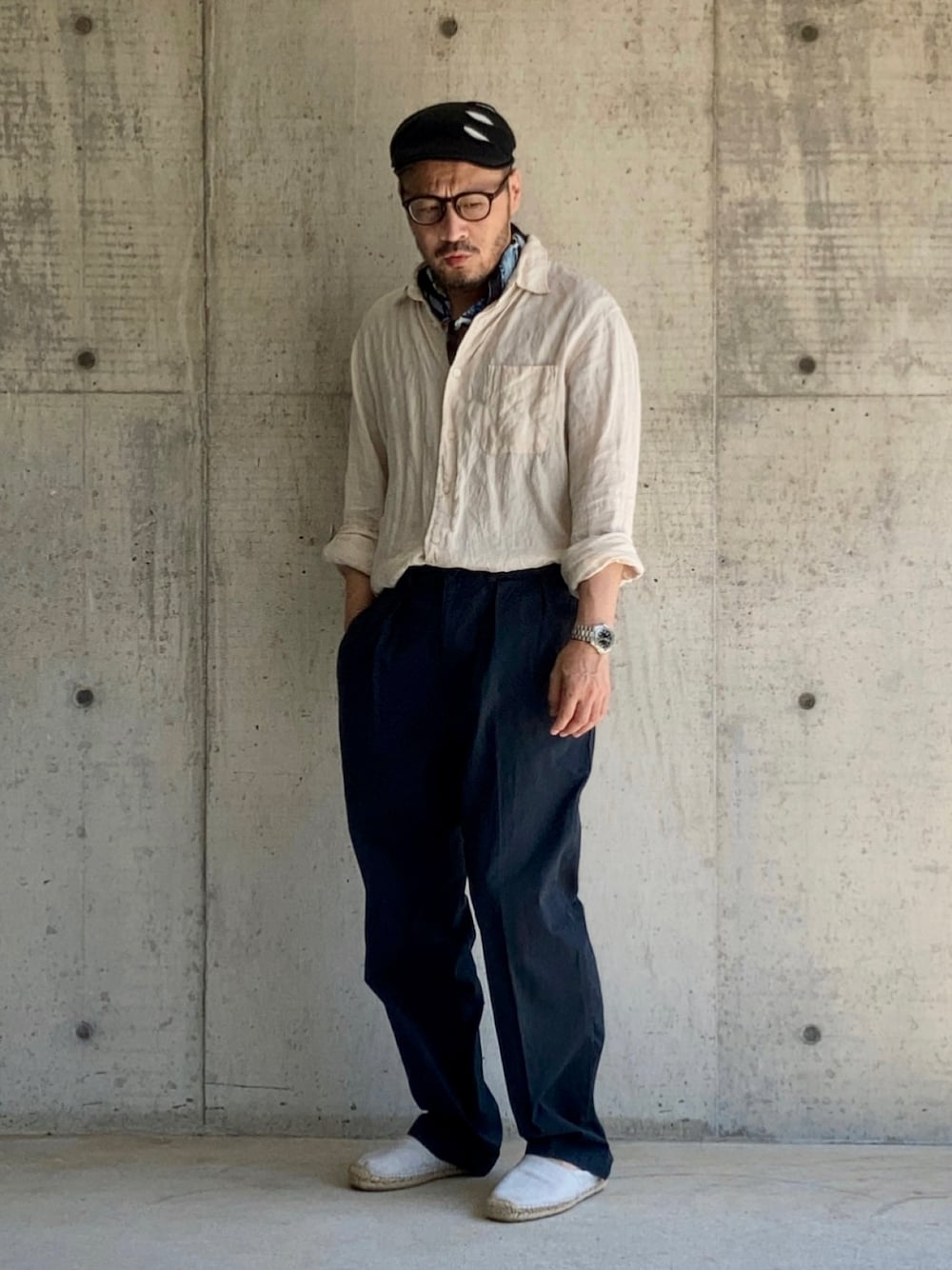 ベージュ系のシャツ/ブラウス、ブルー系のチノパンツ、ホワイト系のスリッポンを着用したメンズの夏コーディネートの1枚目の写真