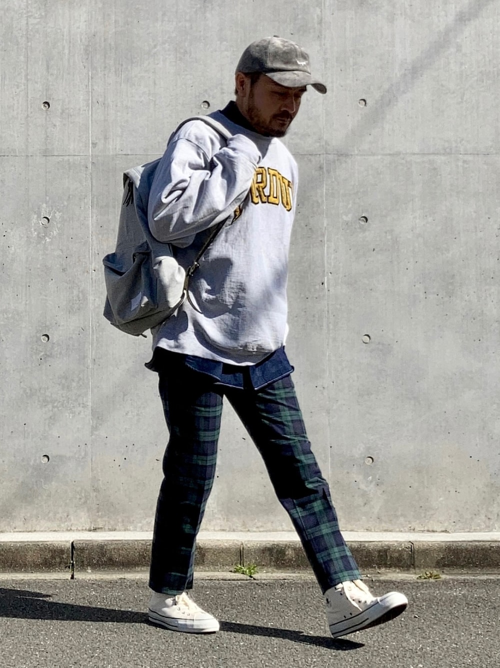 グレー系のスウェット、ブルー系のシャツ/ブラウス、グリーン系のスラックスを着用したメンズの冬コーディネートの1枚目の写真