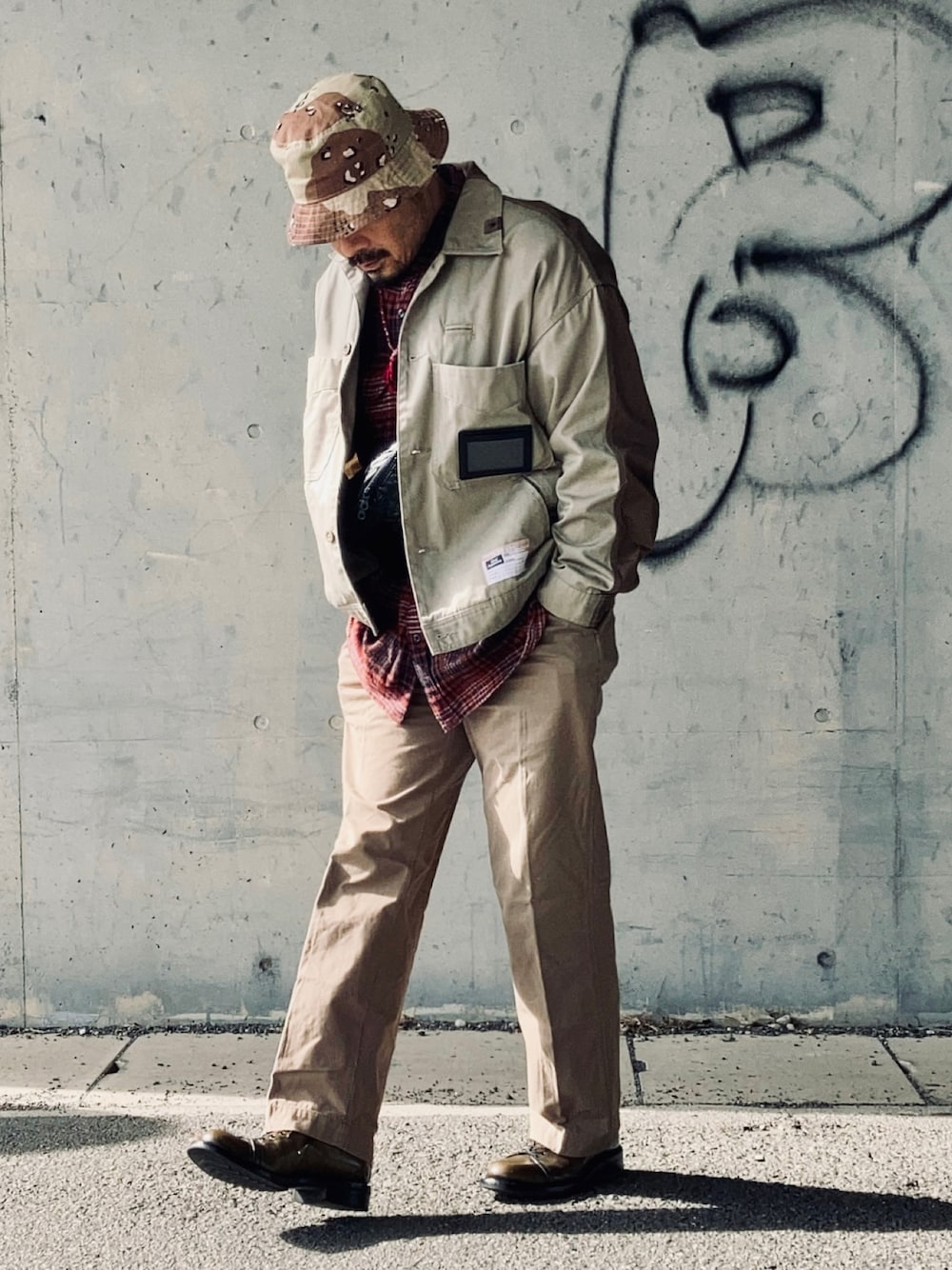 その他のシャツ/ブラウス、ベージュ系のその他アウター、ベージュ系のチノパンツを着用したメンズの冬コーディネートの1枚目の写真