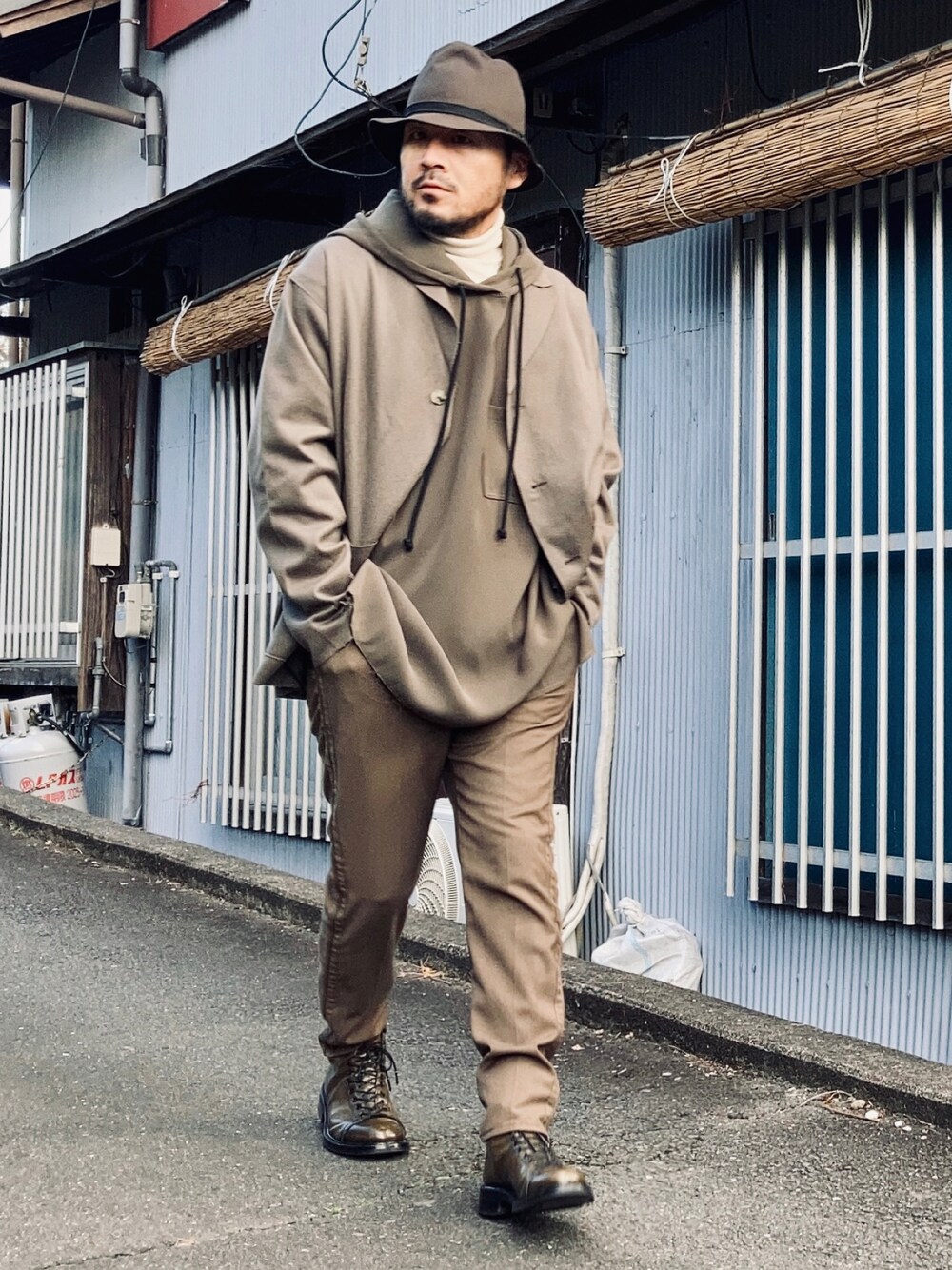 ホワイト系のニット/セーター、グレー系のパーカー、ブラウン系のテーラードジャケットを着用したメンズの秋コーディネートの1枚目の写真