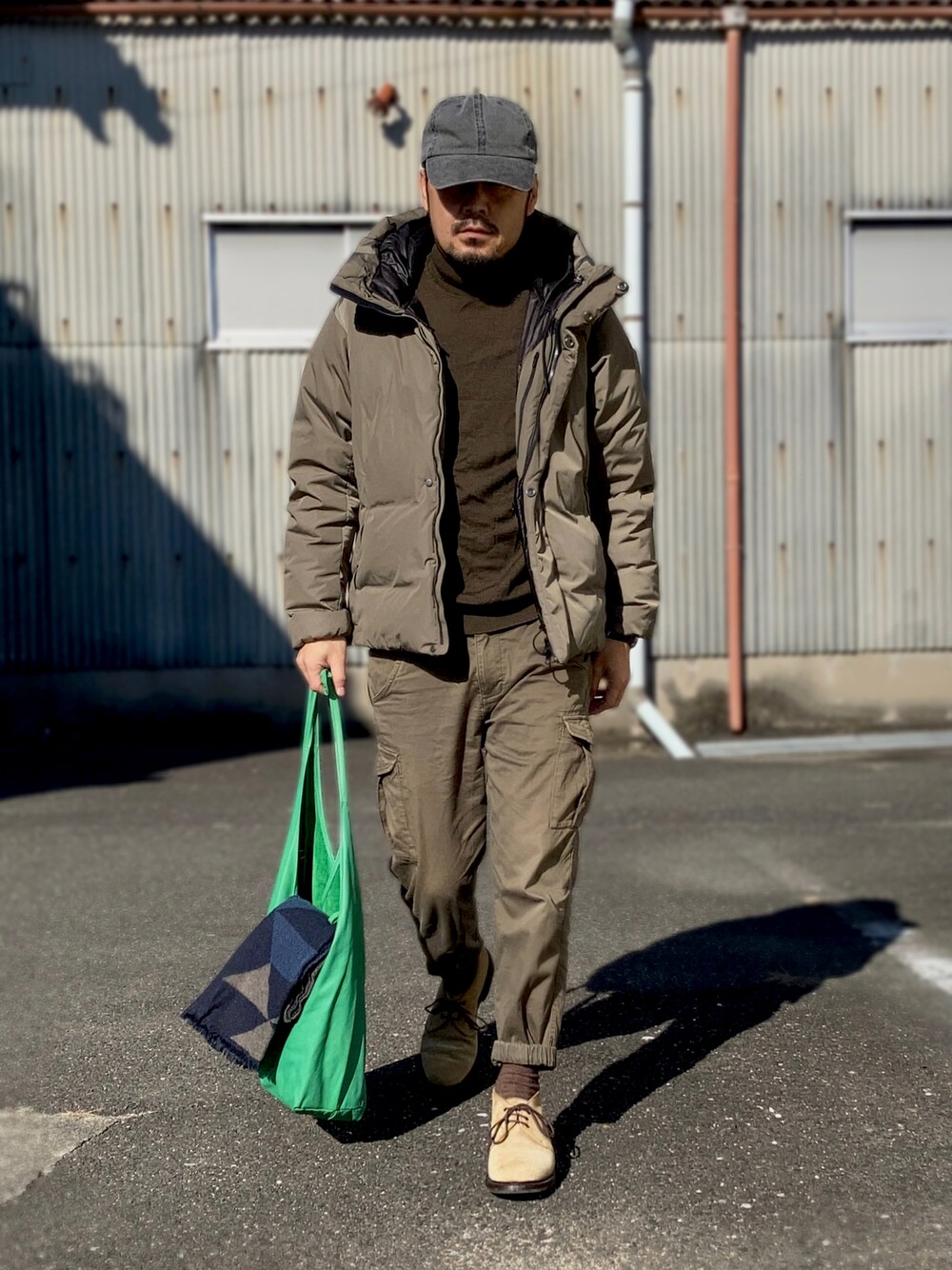 「カーゴパンツ、ストリート、ミリタリーコーデ、トートバッグ、タートルネック、ブーツ、ダウンジャケット、マイベストコーデ2022、休日スタイル、グリーン、アースカラー、古着MIX、古着、メンズファッション、ストリートMIX」｜「UNIQLOのエクストラファインメリノタートルネックセーター（長袖）（ニット/セーター、ブラック系）」を使った、koppaさん（メンズ・169cm）の冬コーディネートの1枚目の写真