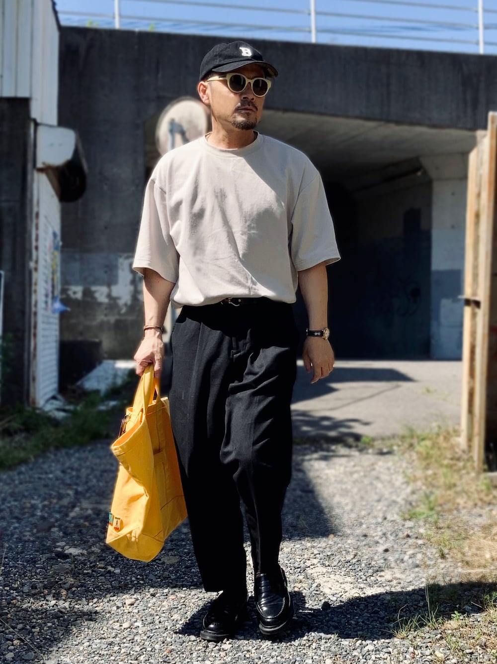 「モノトーン、サングラス、サングラススタイル、夏コーデ、夏だ！Tシャツ着よう！、オーバーサイズＴ、スラックス、ローファー、キャップコーデ、トートバッグ、ビッグトート、ベルト、タックイン、ビッグシルエット、ストリートファッション」｜「UNIQLOのクルーネックＴ（半袖）（Tシャツ/カットソー、グレー系）」を使った、koppaさん（メンズ・169cm）の夏コーディネートの1枚目の写真