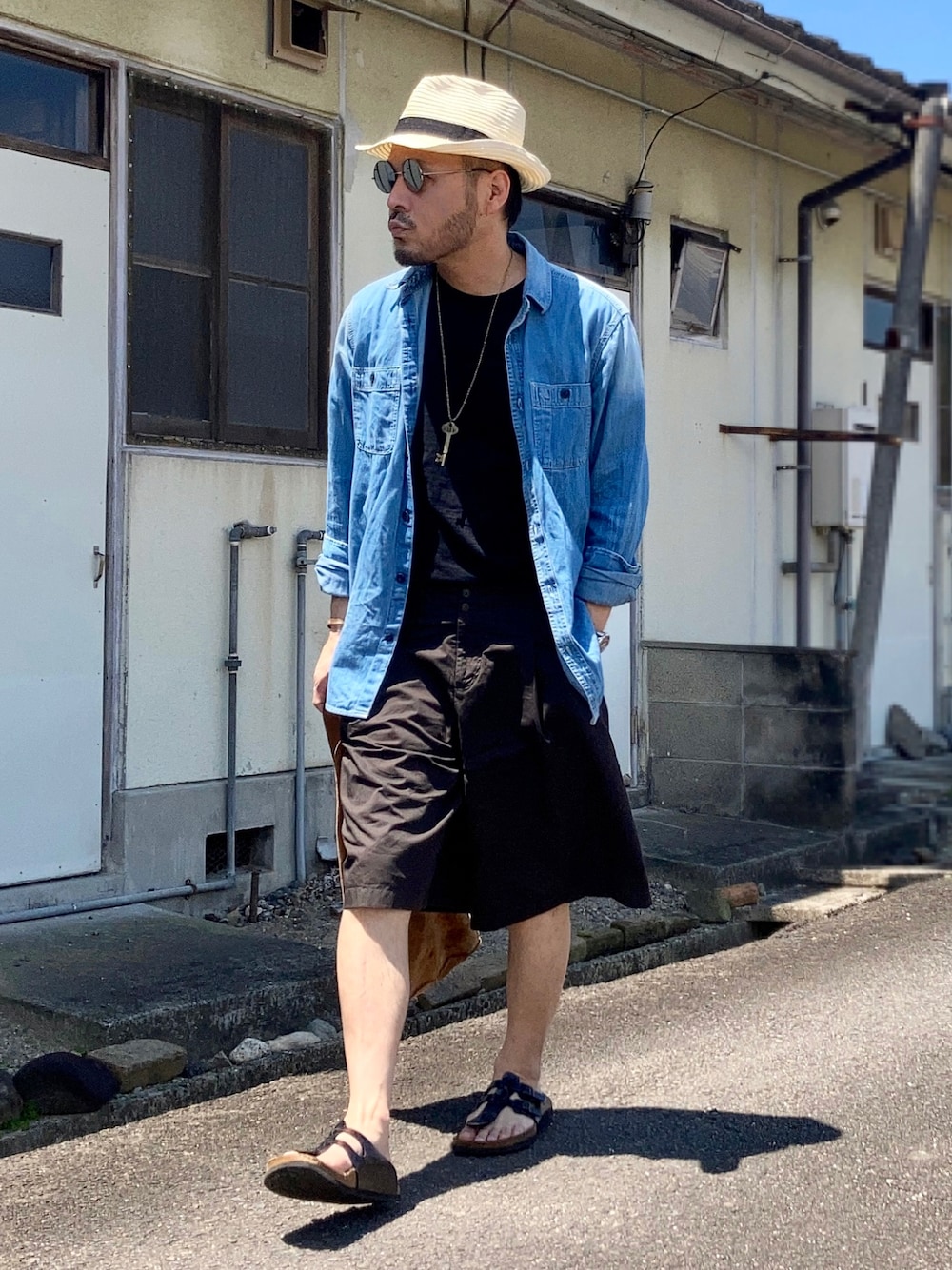 「サングラス、カラーパンツ、トートバッグ、サンダル、麦わら帽子、アウトドアスタイル、デニムシャツ、ハーフパンツ、シャツスタイル、50代コーデ、50代ファッション、大人の休日スタイル、大人ストリート、ストリートファッション、デニムっていいよね」｜「HANESの【Hanes】MEN 別注 PREMIUM JAPAN FIT クルーネックTシャツ（Tシャツ/カットソー、ブラック系）」を使った、koppaさん（メンズ・169cm）の夏コーディネートの1枚目の写真