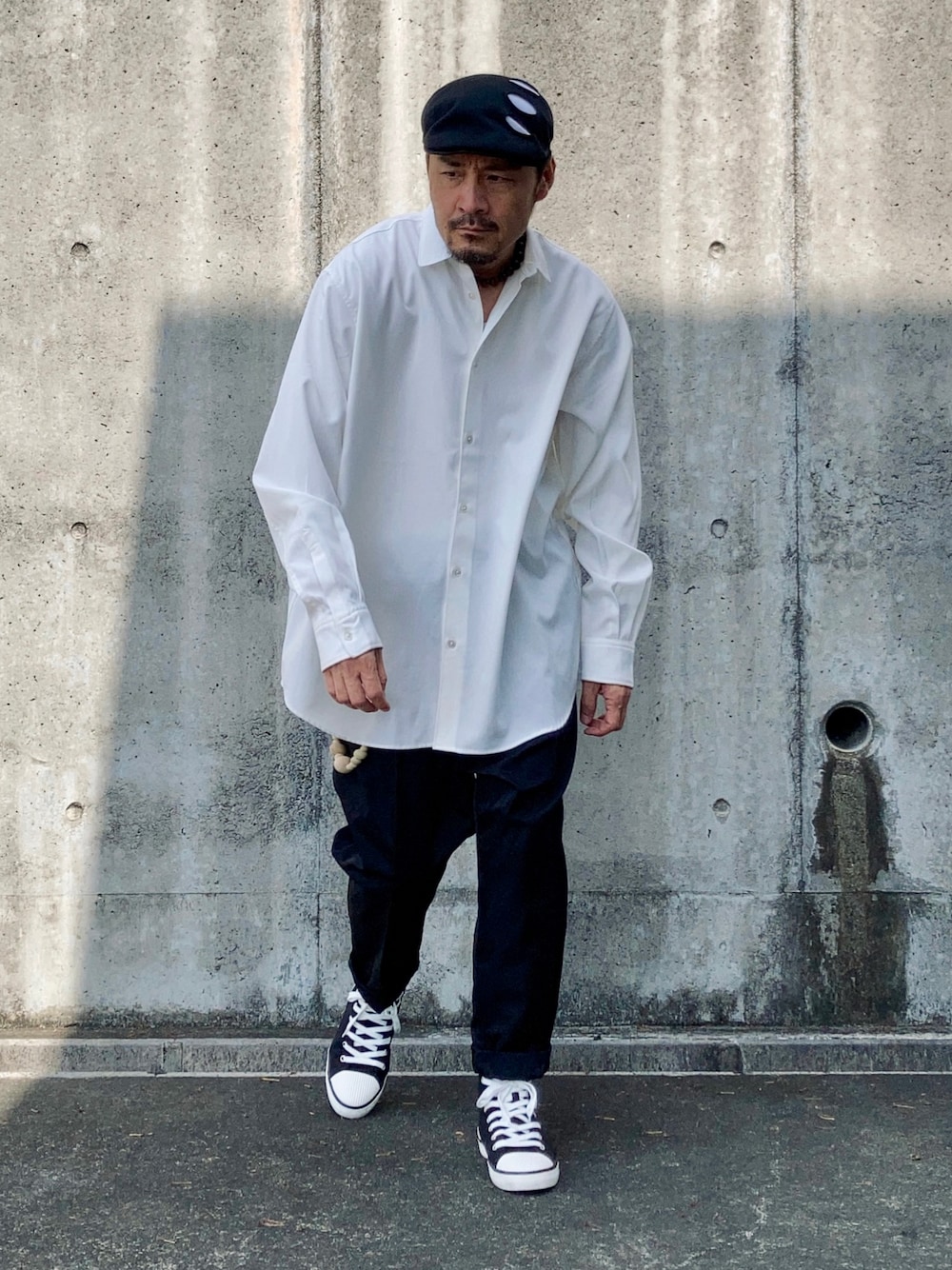 ホワイト系のシャツ/ブラウス、ブラック系のスラックス、ブラック系のスニーカーを着用したメンズの春コーディネートの1枚目の写真