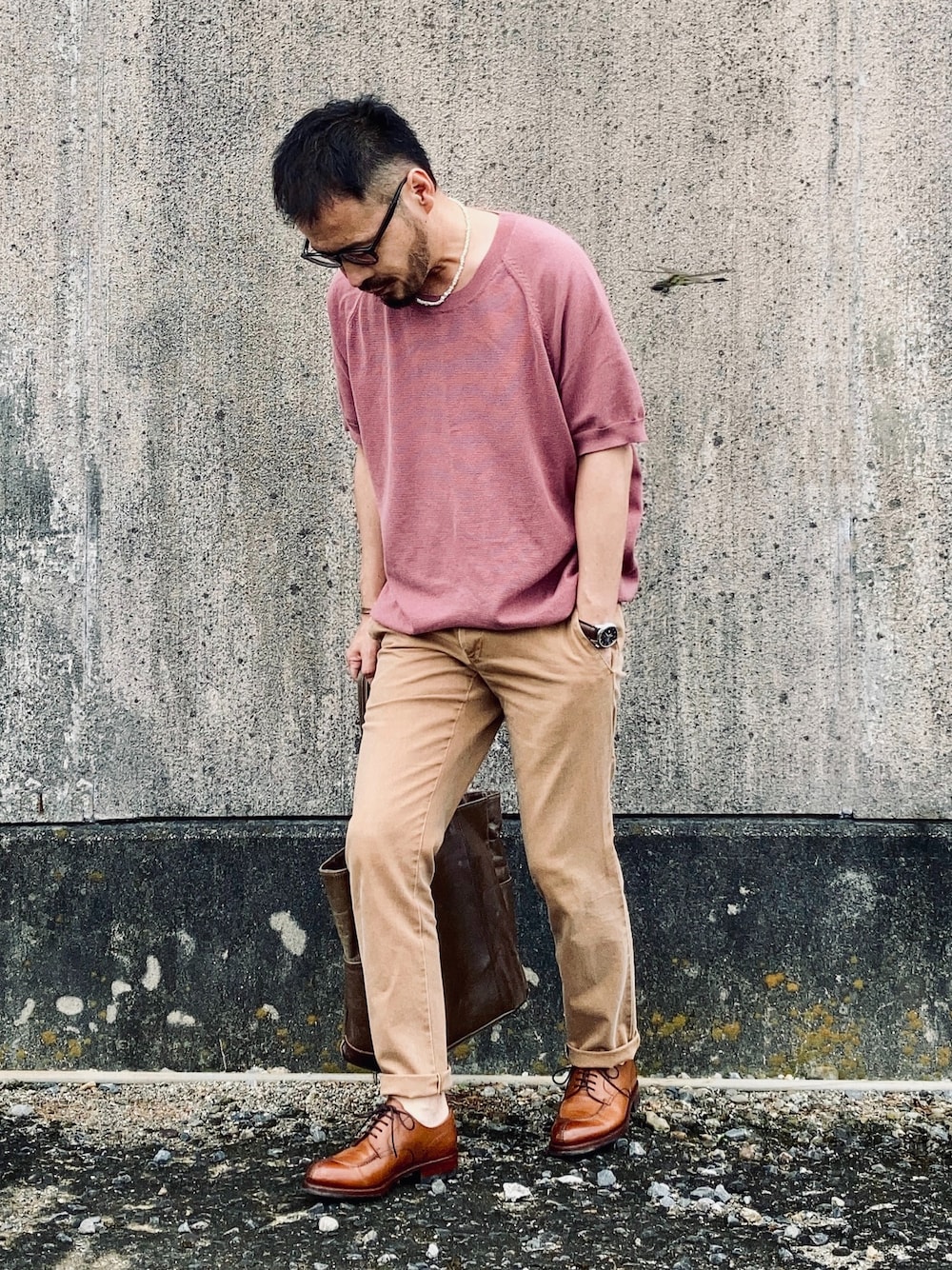 ピンク系のTシャツ/カットソー、ブラウン系のその他パンツ、ブラウン系のドレスシューズを着用したメンズの夏コーディネートの1枚目の写真